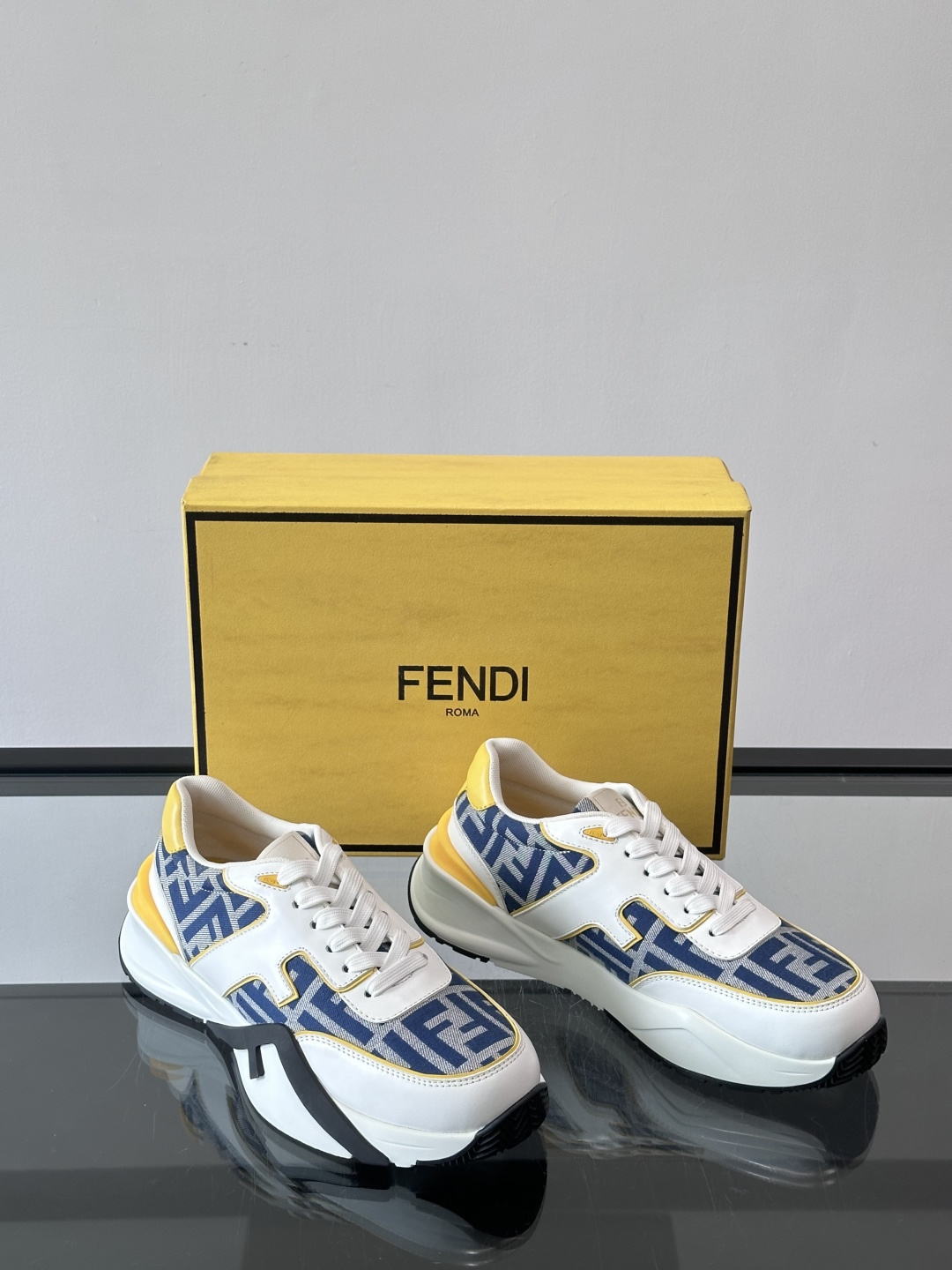 Fend*🆕Flow 男士休闲运动鞋，搭配松紧带、侧拉链，刻有F的波纹鞋底。鞋跟饰有凸纹Fendi Fl