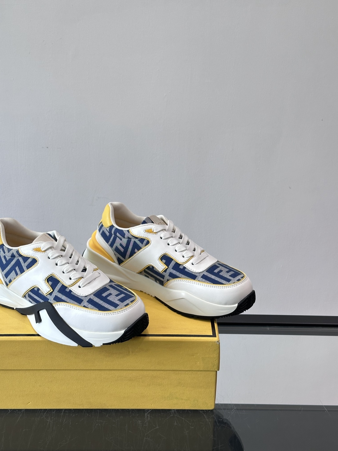 Fend*🆕Flow 男士休闲运动鞋，搭配松紧带、侧拉链，刻有F的波纹鞋底。鞋跟饰有凸纹Fendi Fl