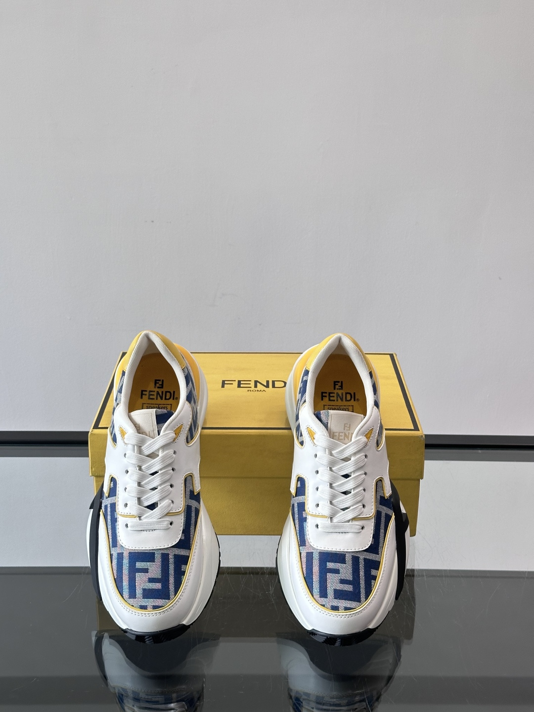 Fend*🆕Flow 男士休闲运动鞋，搭配松紧带、侧拉链，刻有F的波纹鞋底。鞋跟饰有凸纹Fendi Fl