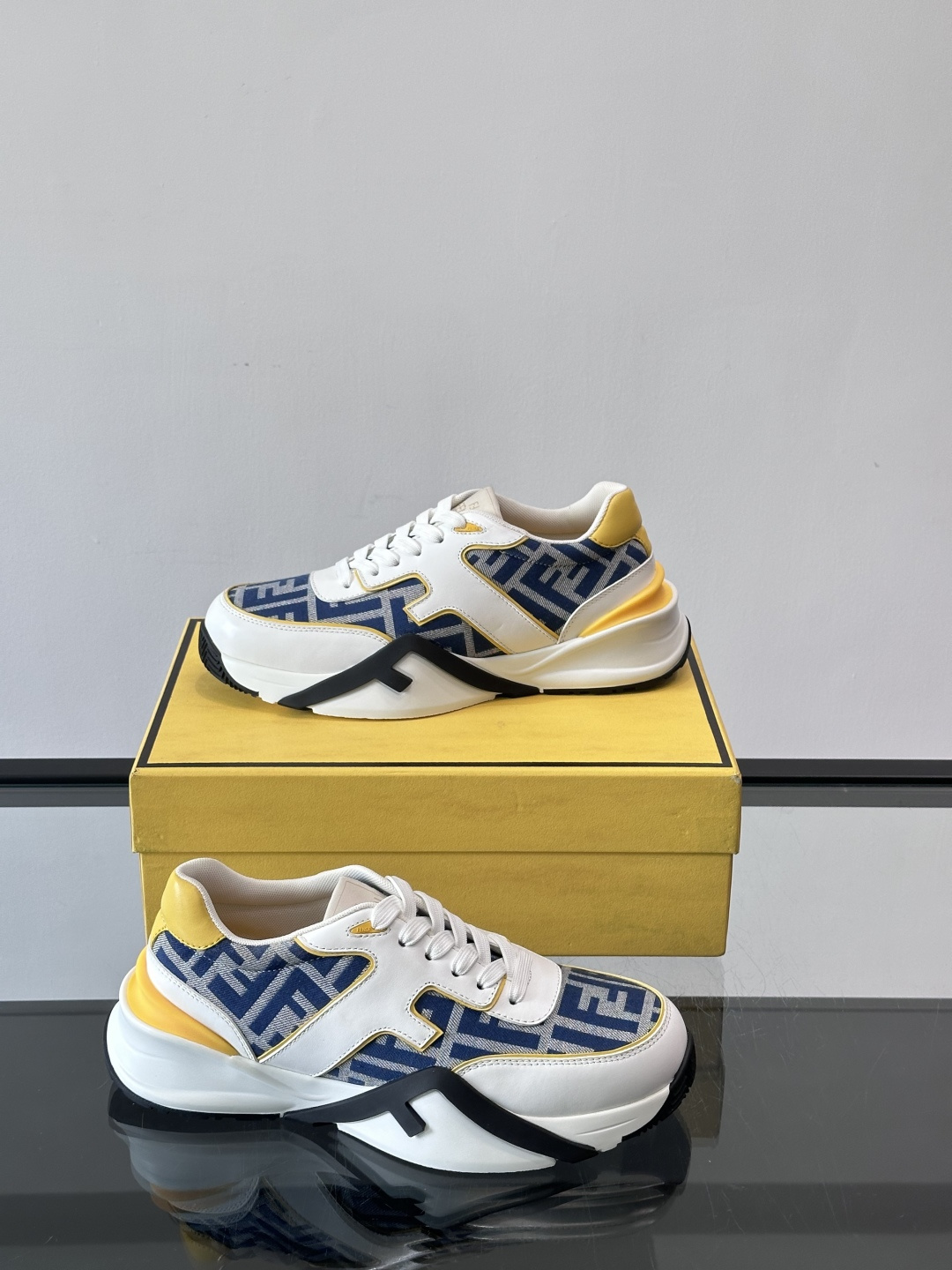 Fend*🆕Flow 男士休闲运动鞋，搭配松紧带、侧拉链，刻有F的波纹鞋底。鞋跟饰有凸纹Fendi Fl