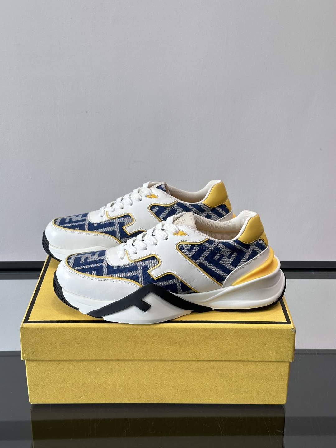 Fend*🆕Flow 男士休闲运动鞋，搭配松紧带、侧拉链，刻有F的波纹鞋底。鞋跟饰有凸纹Fendi Fl