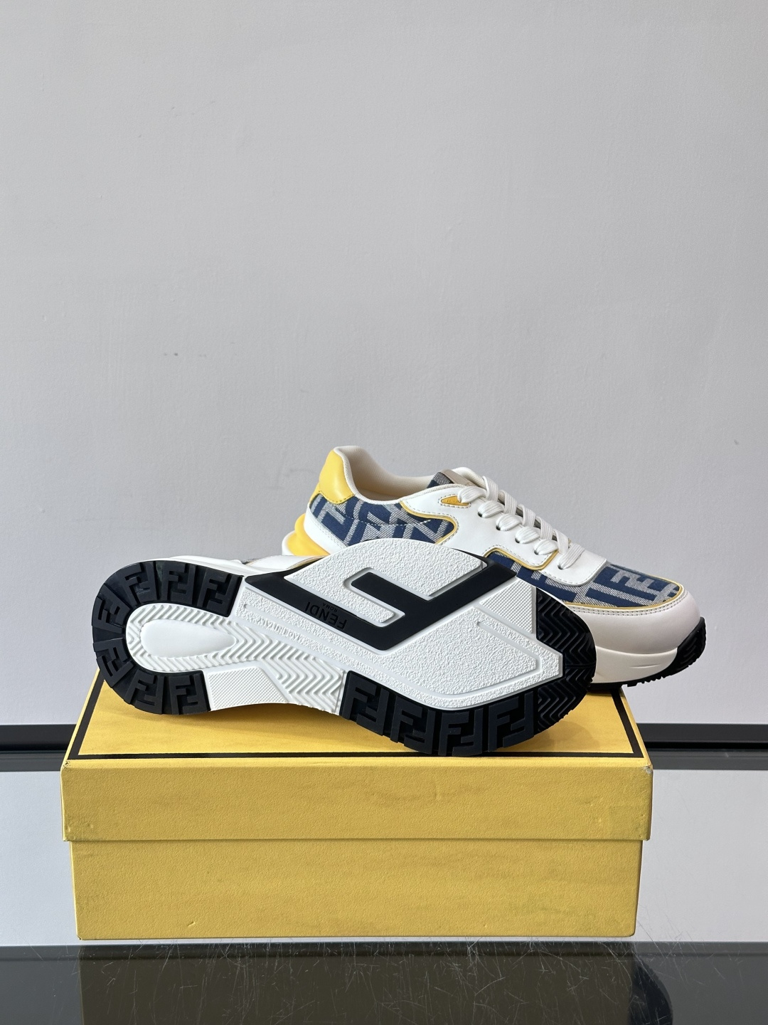 Fend*🆕Flow 男士休闲运动鞋，搭配松紧带、侧拉链，刻有F的波纹鞋底。鞋跟饰有凸纹Fendi Fl