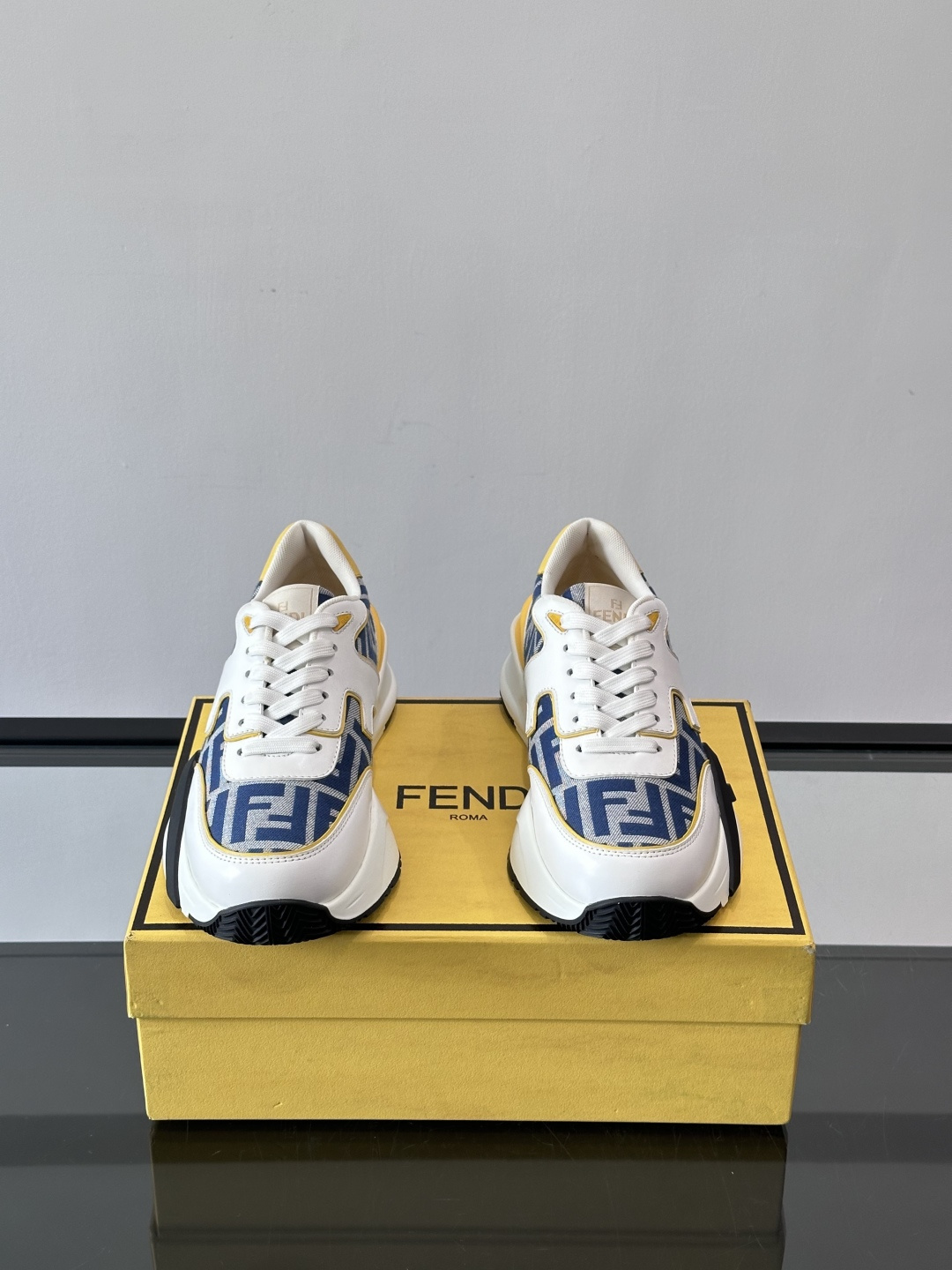 Fend*🆕Flow 男士休闲运动鞋，搭配松紧带、侧拉链，刻有F的波纹鞋底。鞋跟饰有凸纹Fendi Fl