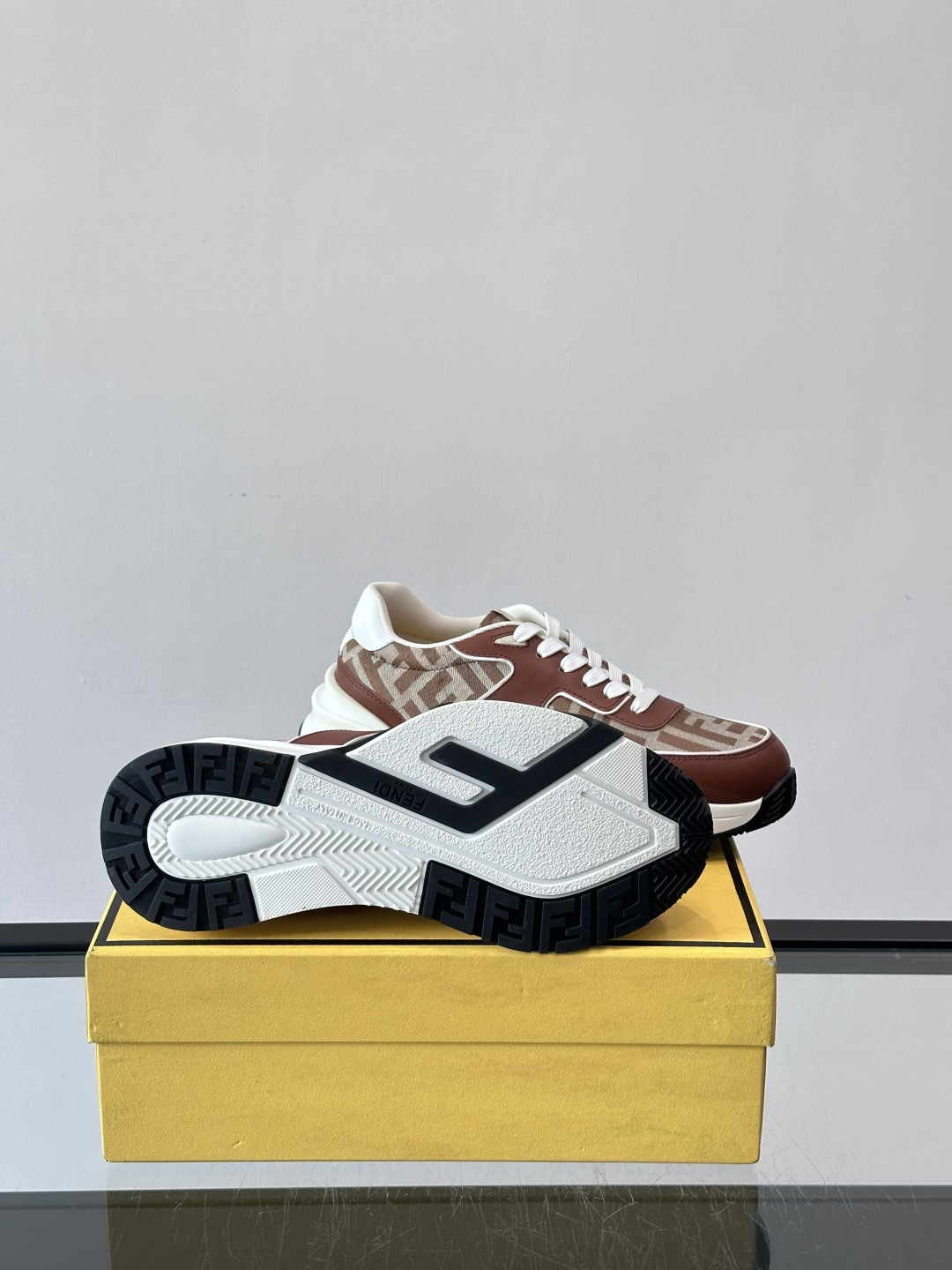 Fend*🆕Flow 男士休闲运动鞋，搭配松紧带、侧拉链，刻有F的波纹鞋底。鞋跟饰有凸纹Fendi Fl