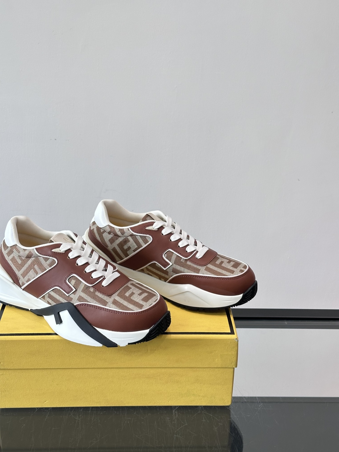 Fend*🆕Flow 男士休闲运动鞋，搭配松紧带、侧拉链，刻有F的波纹鞋底。鞋跟饰有凸纹Fendi Fl