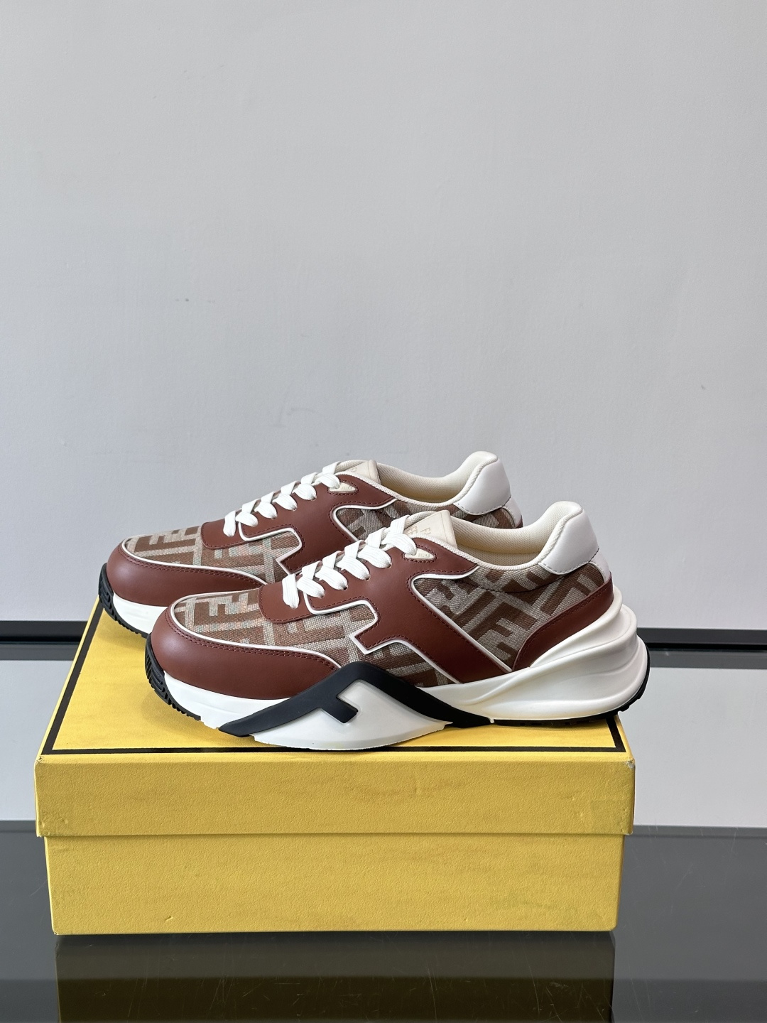 Fend*🆕Flow 男士休闲运动鞋，搭配松紧带、侧拉链，刻有F的波纹鞋底。鞋跟饰有凸纹Fendi Fl