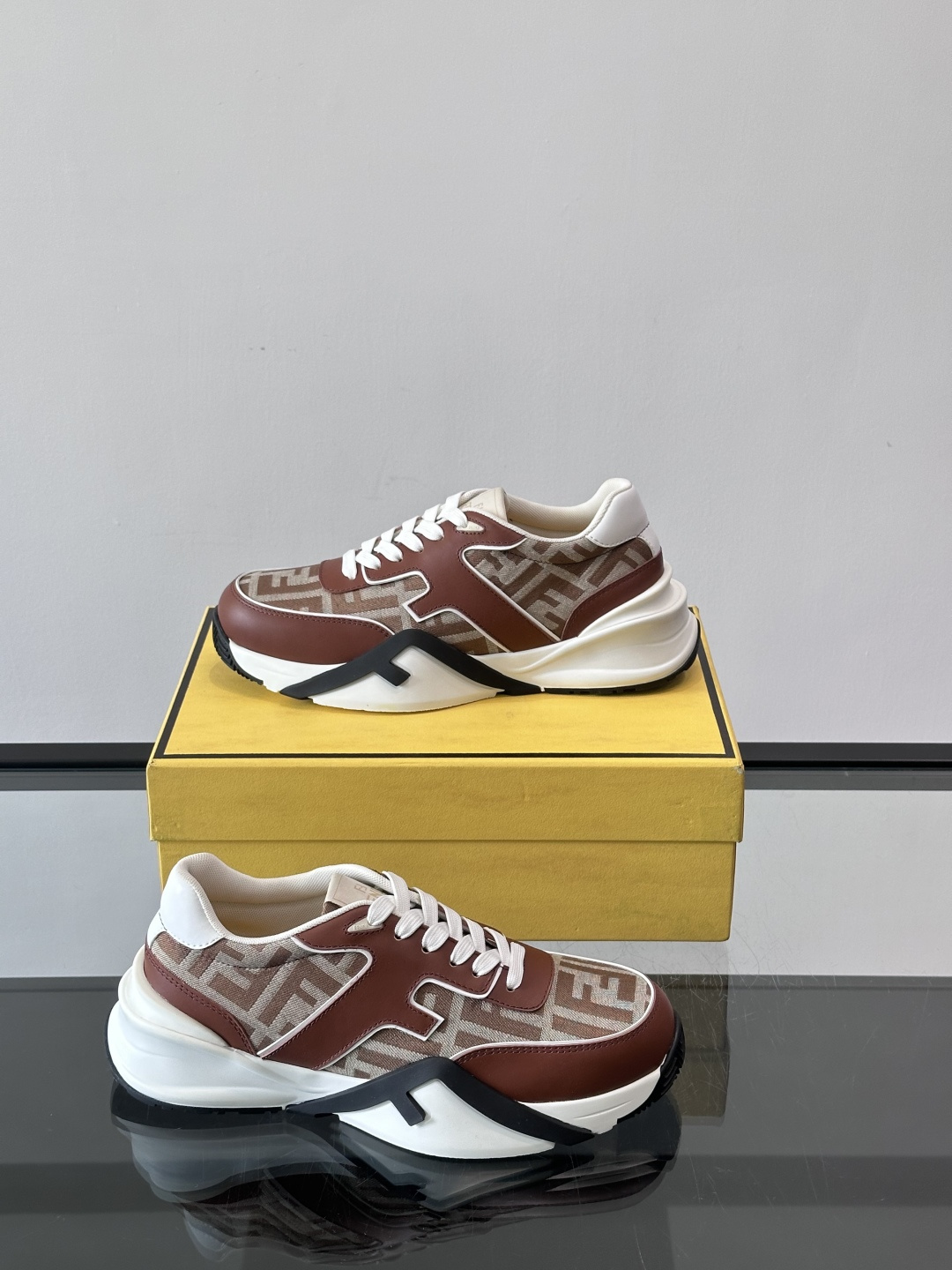 Fend*🆕Flow 男士休闲运动鞋，搭配松紧带、侧拉链，刻有F的波纹鞋底。鞋跟饰有凸纹Fendi Fl