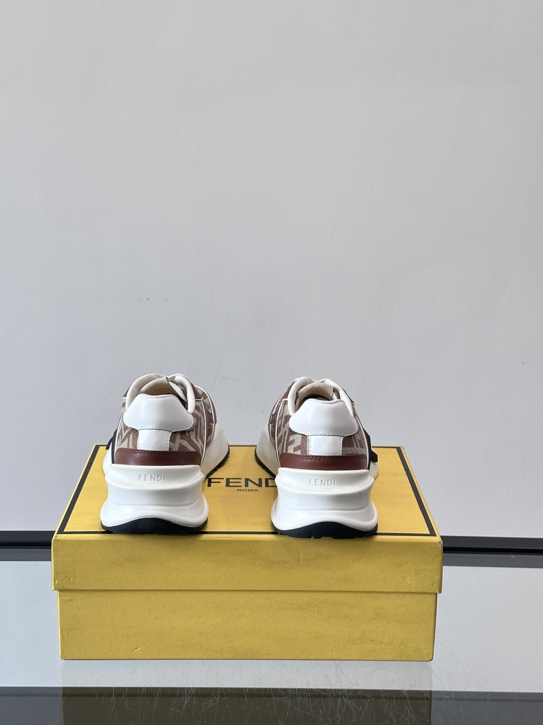 Fend*🆕Flow 男士休闲运动鞋，搭配松紧带、侧拉链，刻有F的波纹鞋底。鞋跟饰有凸纹Fendi Fl