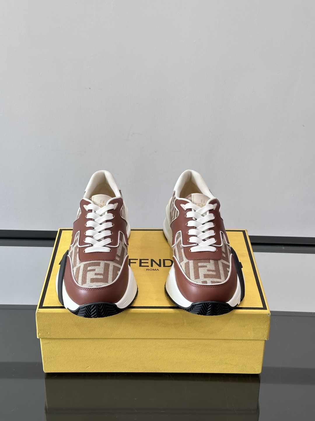 Fend*🆕Flow 男士休闲运动鞋，搭配松紧带、侧拉链，刻有F的波纹鞋底。鞋跟饰有凸纹Fendi Fl