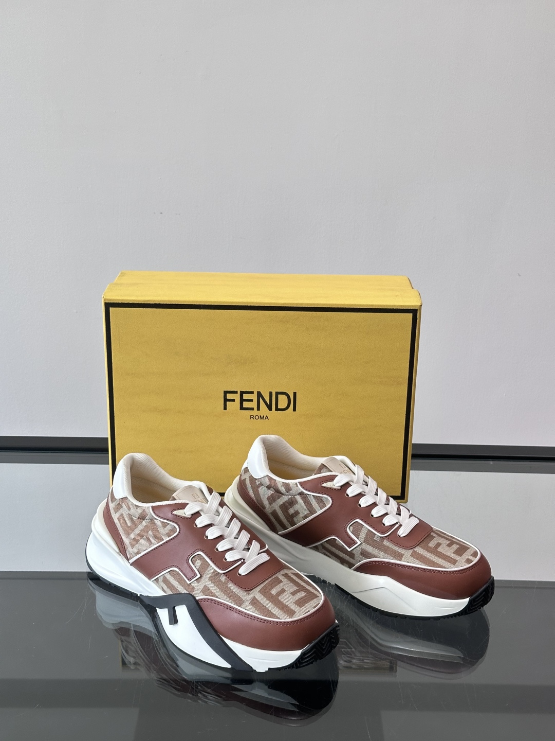 Fend*🆕Flow 男士休闲运动鞋，搭配松紧带、侧拉链，刻有F的波纹鞋底。鞋跟饰有凸纹Fendi Fl