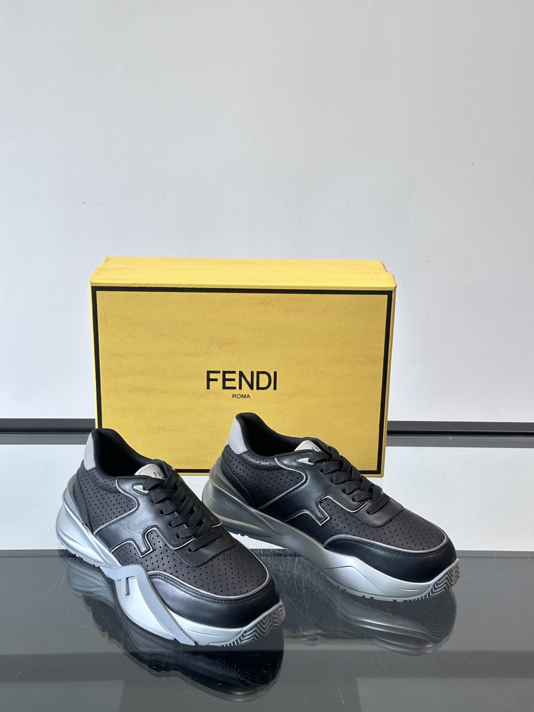Fend*🆕Flow 男士休闲运动鞋，搭配松紧带、侧拉链，刻有F的波纹鞋底。鞋跟饰有凸纹Fendi Fl