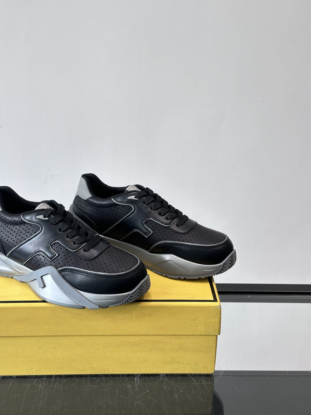 Fend*🆕Flow 男士休闲运动鞋，搭配松紧带、侧拉链，刻有F的波纹鞋底。鞋跟饰有凸纹Fendi Fl