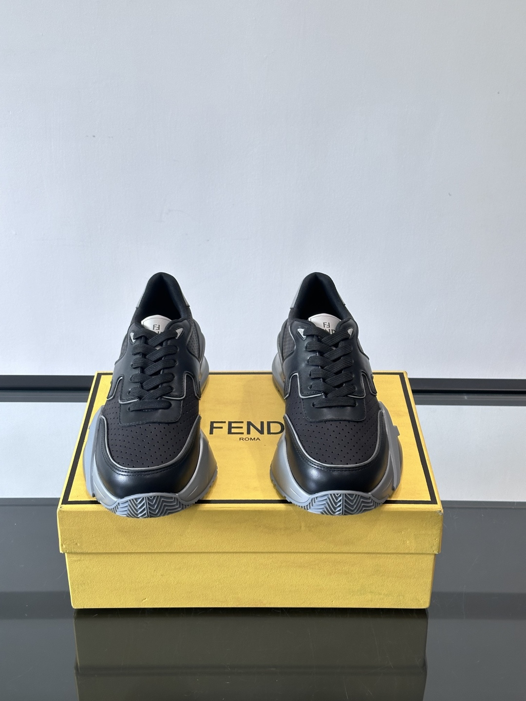 Fend*🆕Flow 男士休闲运动鞋，搭配松紧带、侧拉链，刻有F的波纹鞋底。鞋跟饰有凸纹Fendi Fl