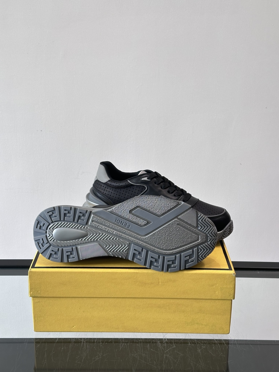 Fend*🆕Flow 男士休闲运动鞋，搭配松紧带、侧拉链，刻有F的波纹鞋底。鞋跟饰有凸纹Fendi Fl