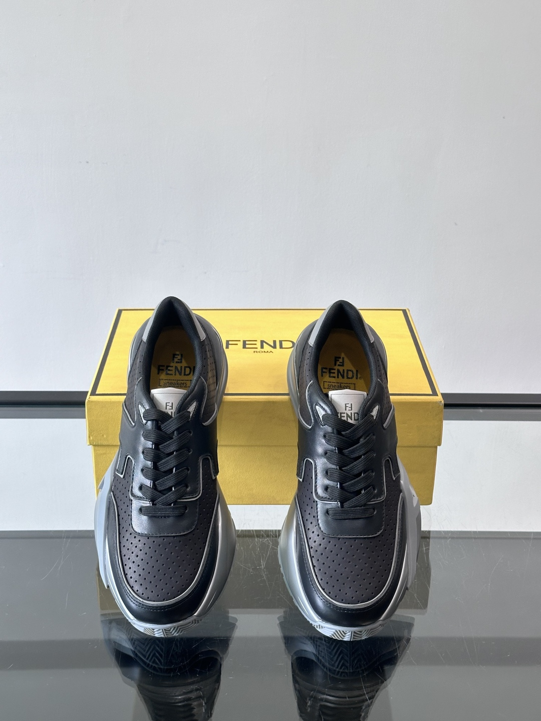 Fend*🆕Flow 男士休闲运动鞋，搭配松紧带、侧拉链，刻有F的波纹鞋底。鞋跟饰有凸纹Fendi Fl