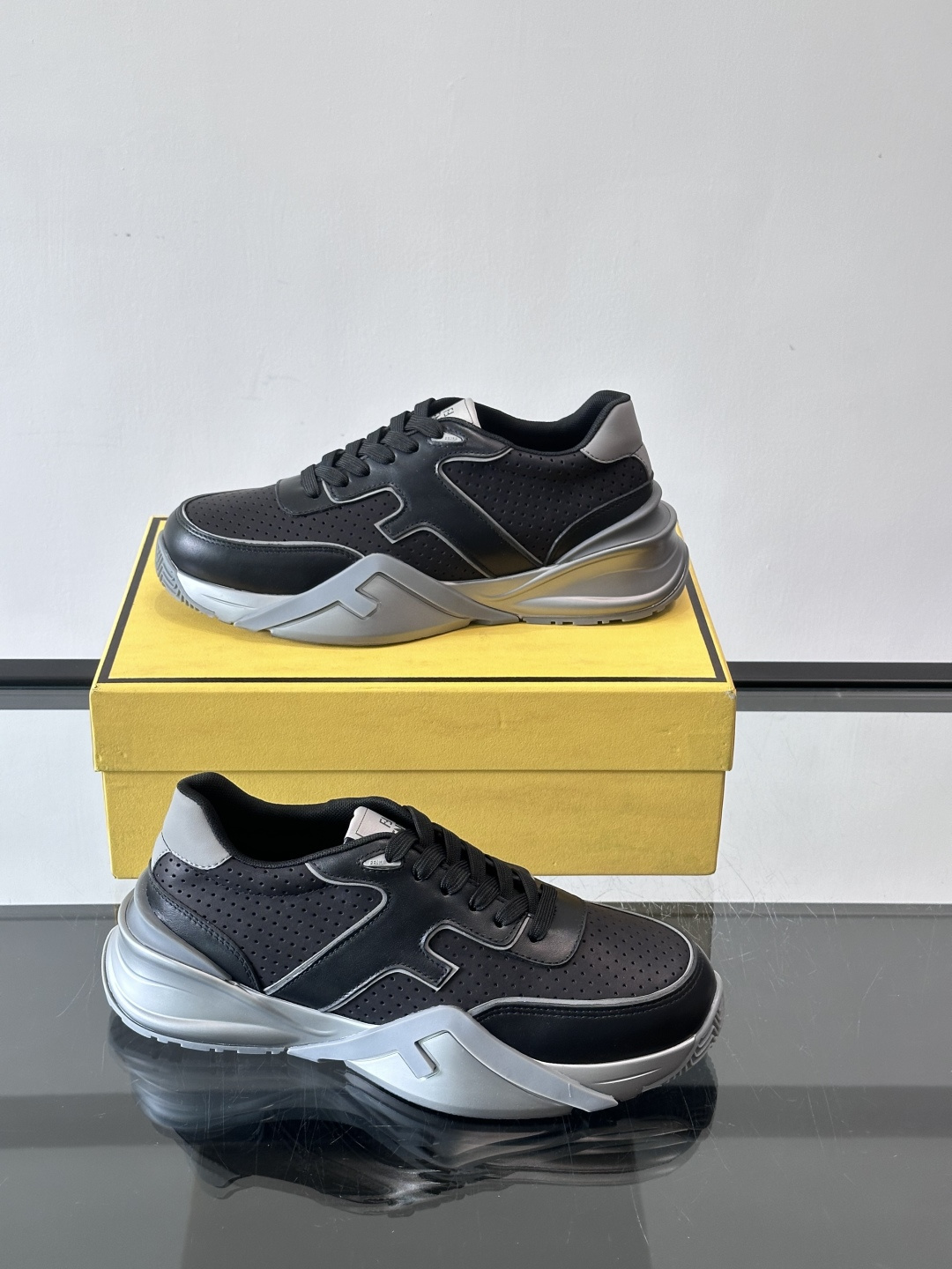 Fend*🆕Flow 男士休闲运动鞋，搭配松紧带、侧拉链，刻有F的波纹鞋底。鞋跟饰有凸纹Fendi Fl