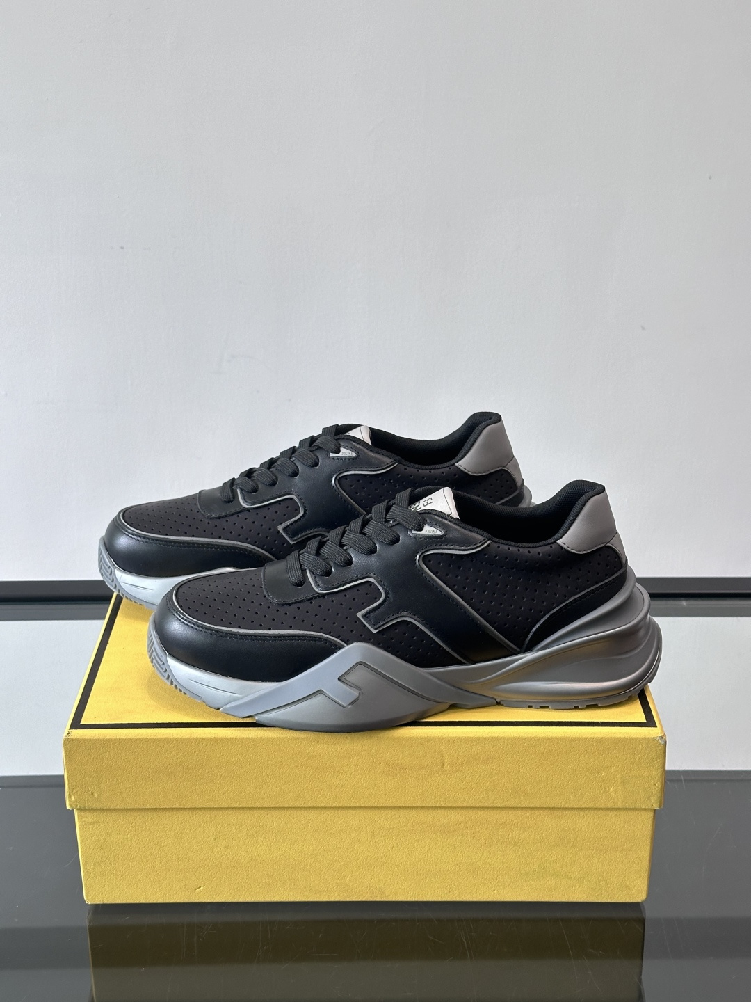 Fend*🆕Flow 男士休闲运动鞋，搭配松紧带、侧拉链，刻有F的波纹鞋底。鞋跟饰有凸纹Fendi Fl