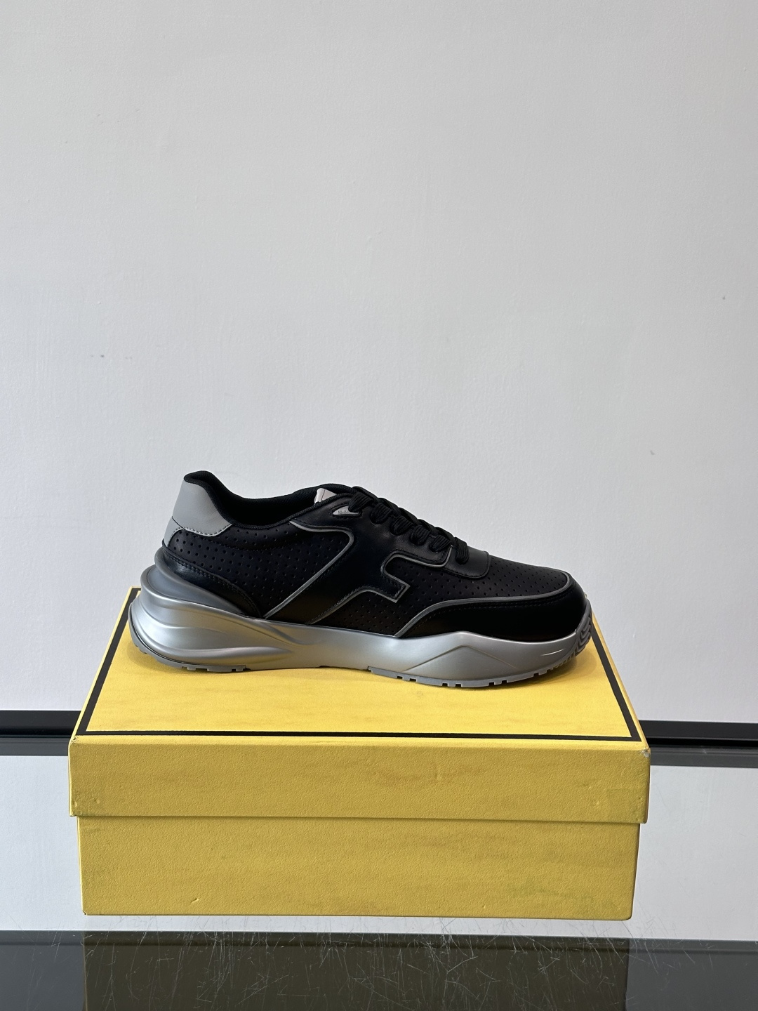 Fend*🆕Flow 男士休闲运动鞋，搭配松紧带、侧拉链，刻有F的波纹鞋底。鞋跟饰有凸纹Fendi Fl