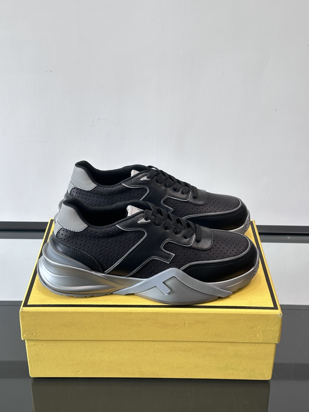 Fend*🆕Flow 男士休闲运动鞋，搭配松紧带、侧拉链，刻有F的波纹鞋底。鞋跟饰有凸纹Fendi Fl