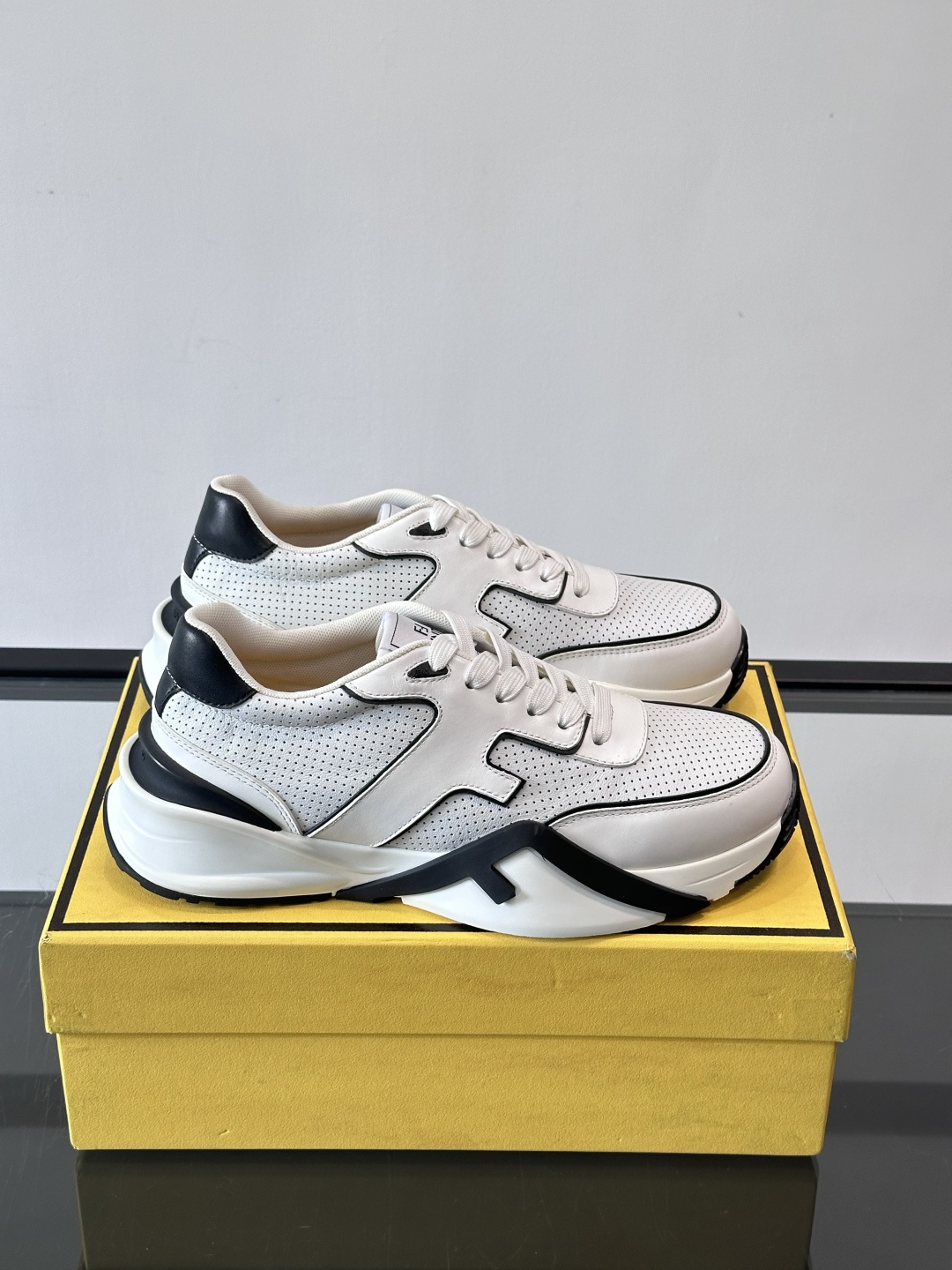 NO:558039,Fend*Flow men's casual sneakers, with elastic straps, side zippers, corrugated soles engraved with F. The heel is decorated with embossed Fendi Flow words. High-tech fabric and a mixture of blue and genuine leather. Decorated with Lycra details. FF pattern tongue. Ultra-light and wear-resistant EVA sole. Size39-44 (customized at 38.45),,fendi,sneakers19860909Fend*Flow 男士休闲运动鞋,搭配松紧带、侧拉链,刻有F的波纹鞋底.鞋跟饰有凸纹Fendi Flow字样.高科技布料及蓝色和真皮混合材质.装饰Lycra细节.FF图案鞋舌.超轻耐磨EVA鞋底. Size39-44（38.45定制）,,fendi,sneakers,Men's shoes