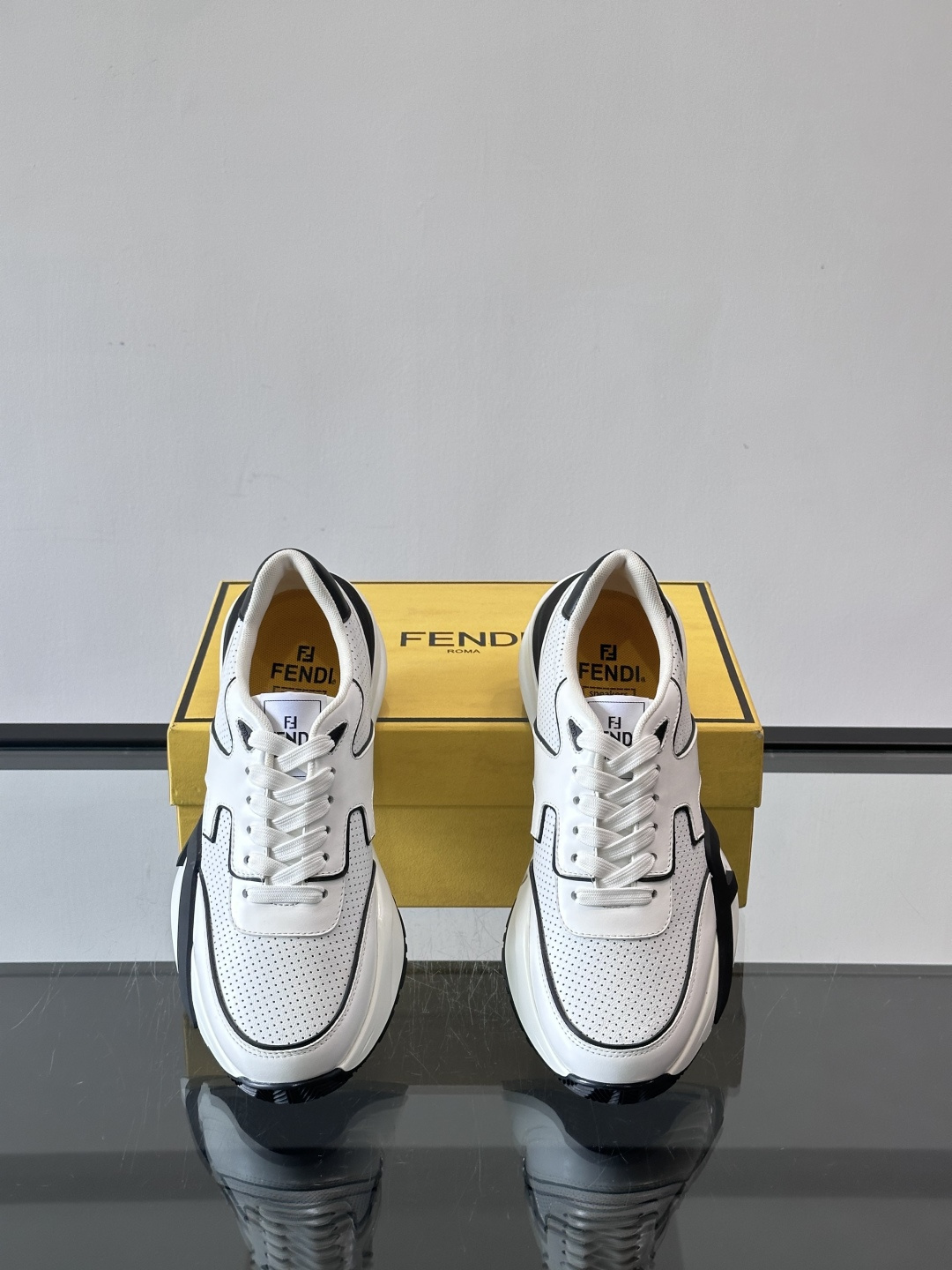 Fend*🆕Flow 男士休闲运动鞋，搭配松紧带、侧拉链，刻有F的波纹鞋底。鞋跟饰有凸纹Fendi Fl