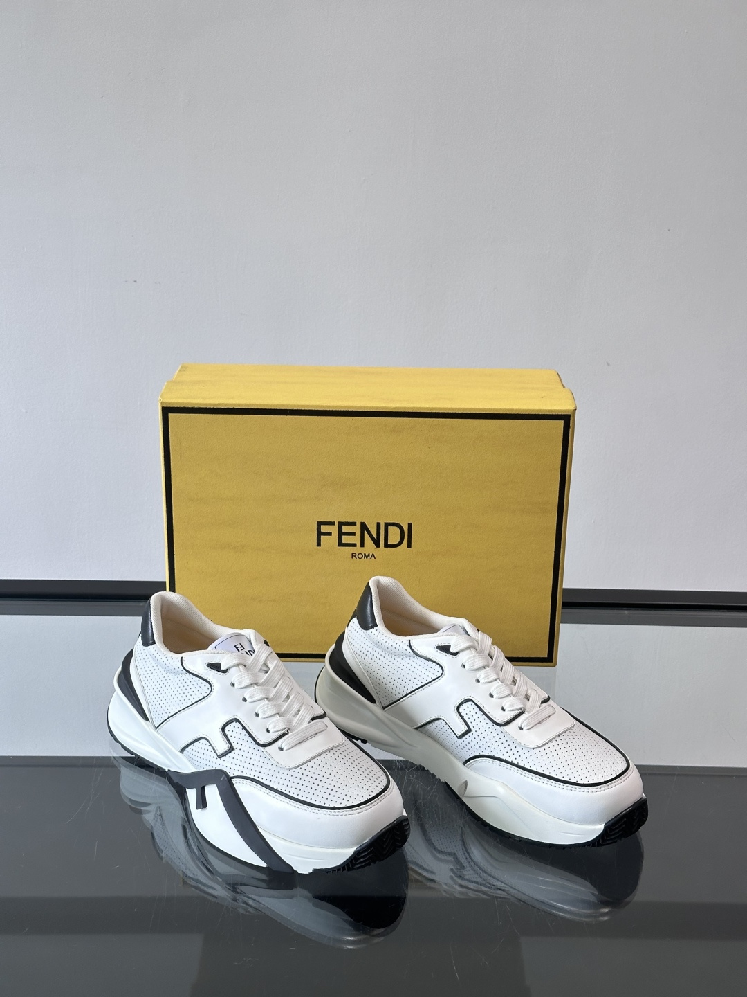 Fend*🆕Flow 男士休闲运动鞋，搭配松紧带、侧拉链，刻有F的波纹鞋底。鞋跟饰有凸纹Fendi Fl