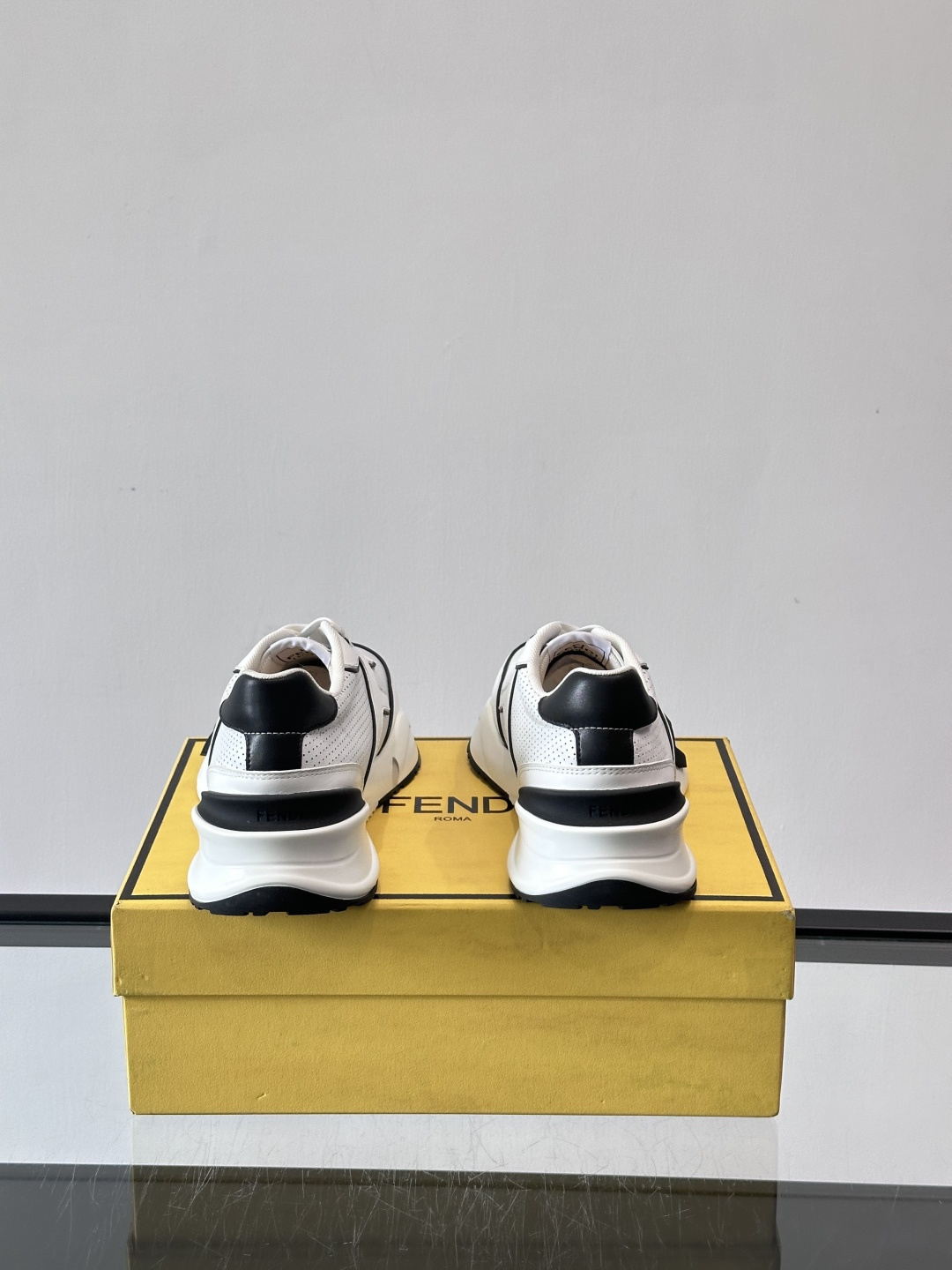 Fend*🆕Flow 男士休闲运动鞋，搭配松紧带、侧拉链，刻有F的波纹鞋底。鞋跟饰有凸纹Fendi Fl