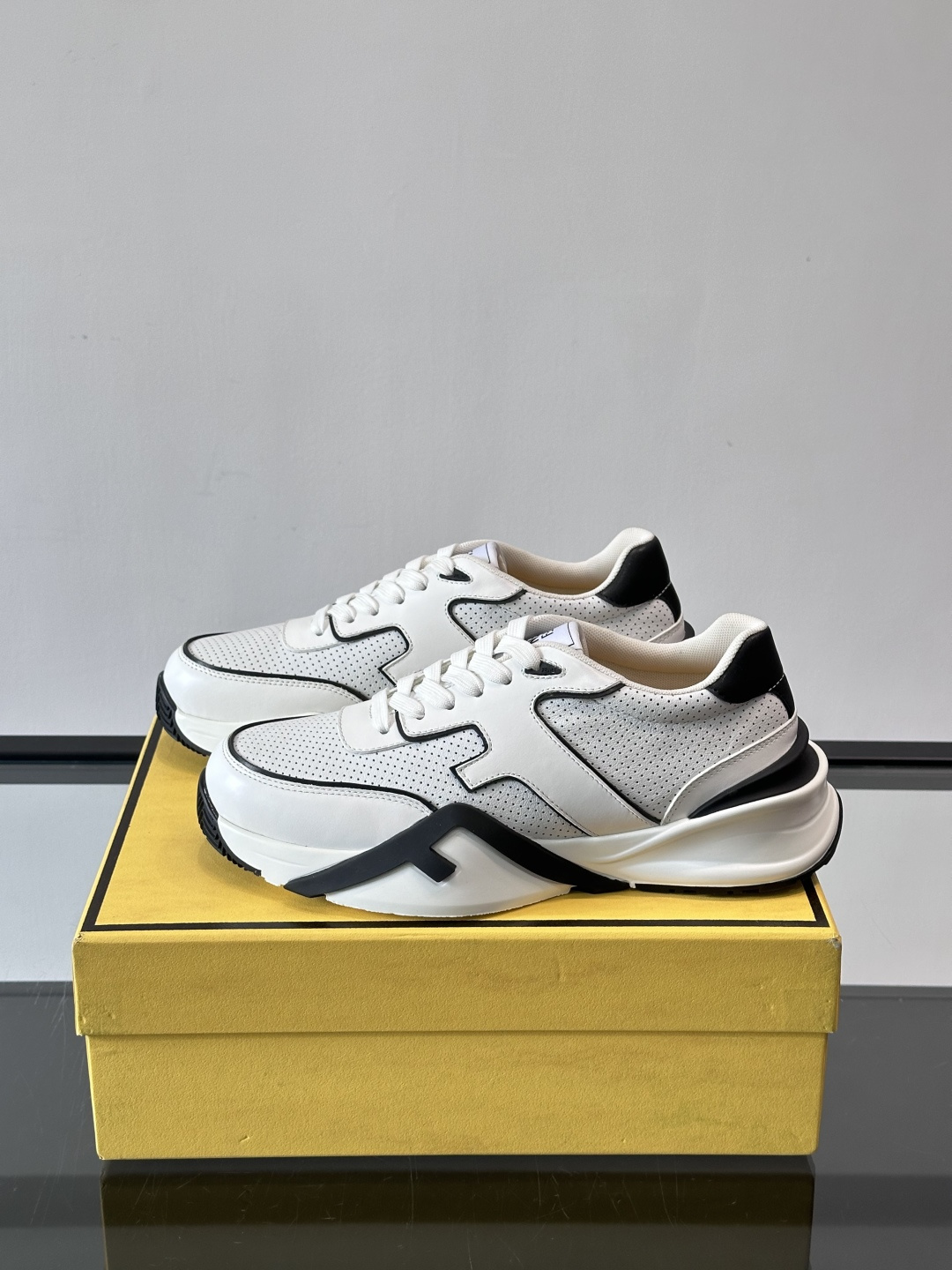 Fend*🆕Flow 男士休闲运动鞋，搭配松紧带、侧拉链，刻有F的波纹鞋底。鞋跟饰有凸纹Fendi Fl