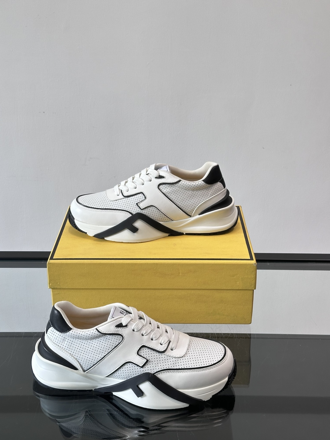 Fend*🆕Flow 男士休闲运动鞋，搭配松紧带、侧拉链，刻有F的波纹鞋底。鞋跟饰有凸纹Fendi Fl