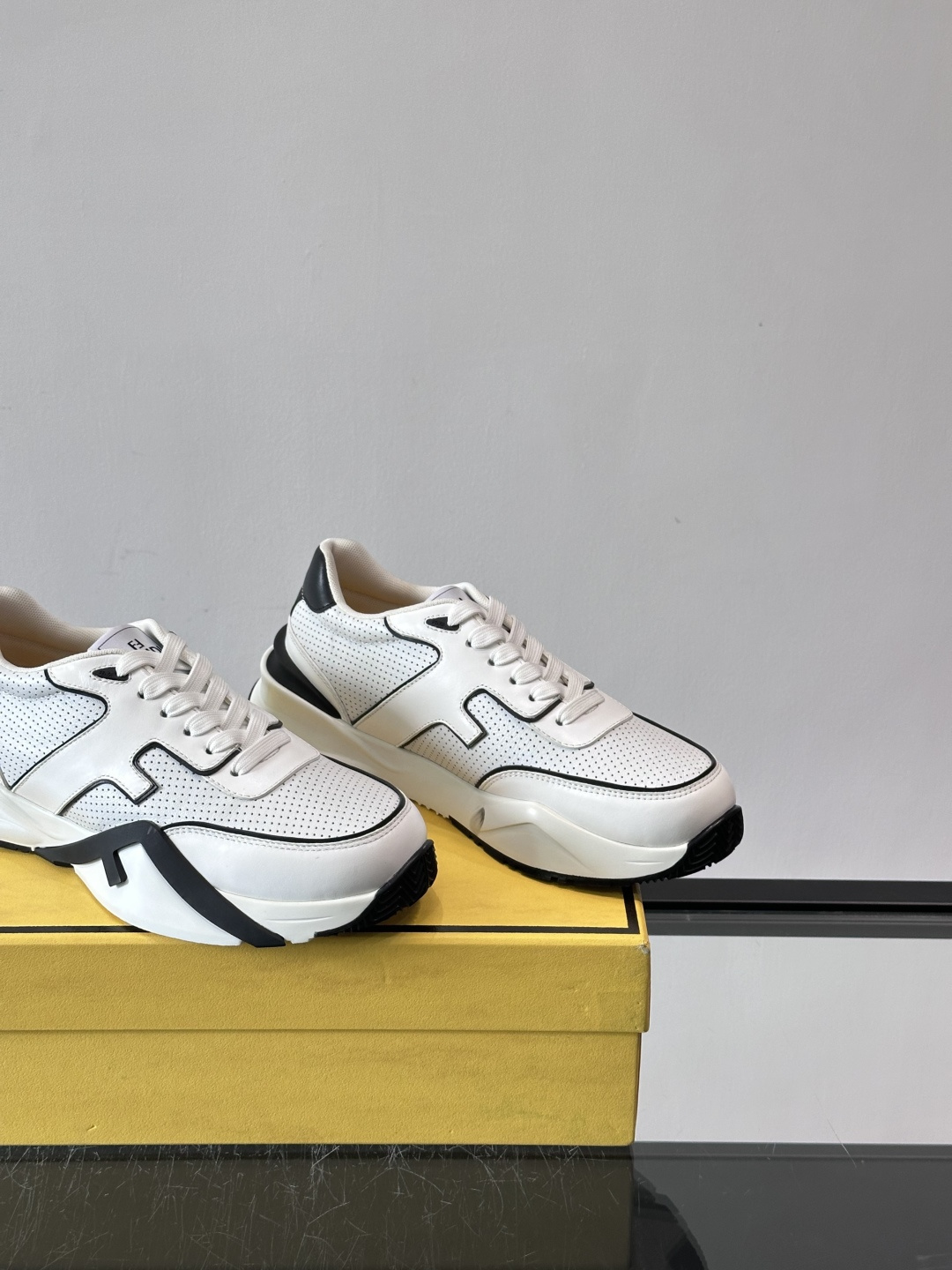 Fend*🆕Flow 男士休闲运动鞋，搭配松紧带、侧拉链，刻有F的波纹鞋底。鞋跟饰有凸纹Fendi Fl