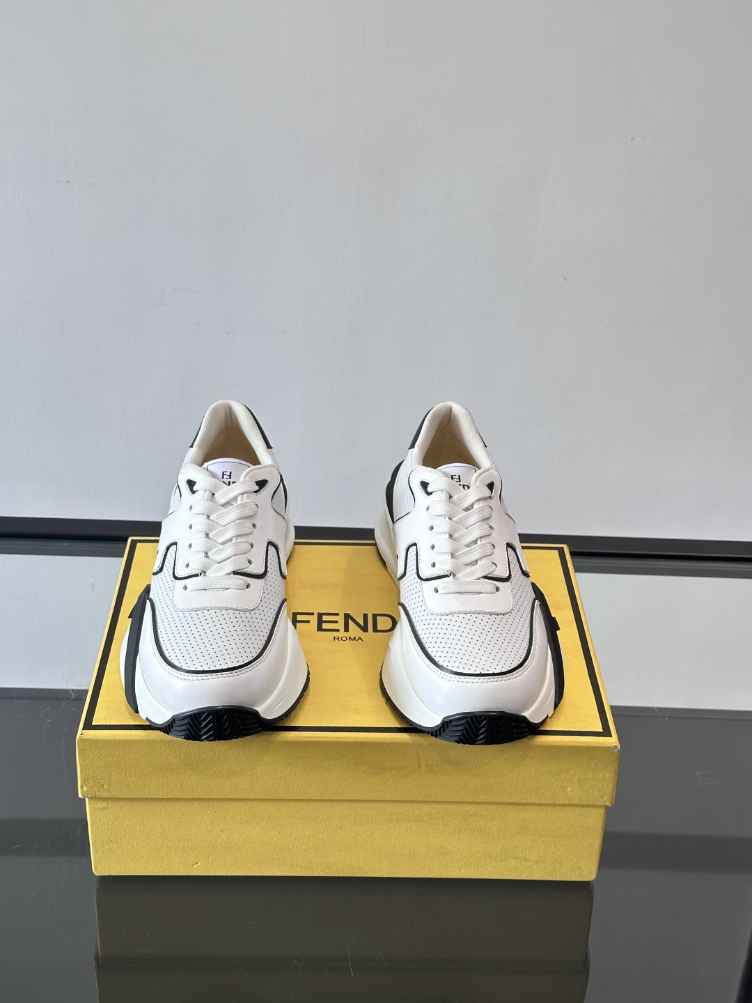 Fend*🆕Flow 男士休闲运动鞋，搭配松紧带、侧拉链，刻有F的波纹鞋底。鞋跟饰有凸纹Fendi Fl