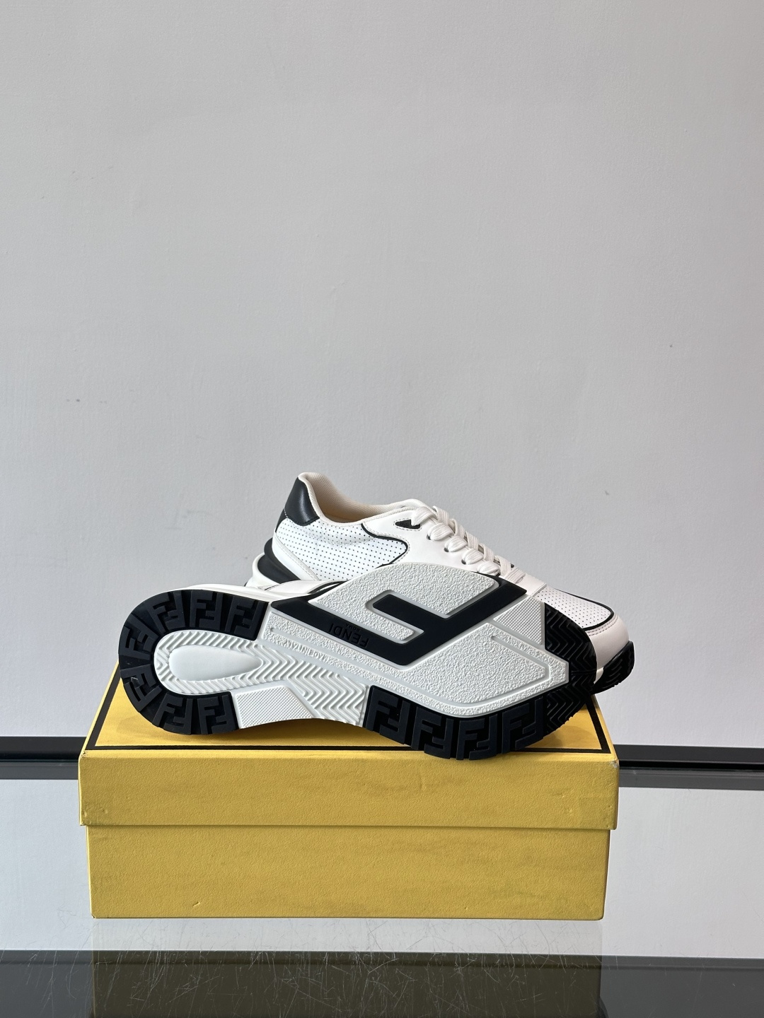 Fend*🆕Flow 男士休闲运动鞋，搭配松紧带、侧拉链，刻有F的波纹鞋底。鞋跟饰有凸纹Fendi Fl