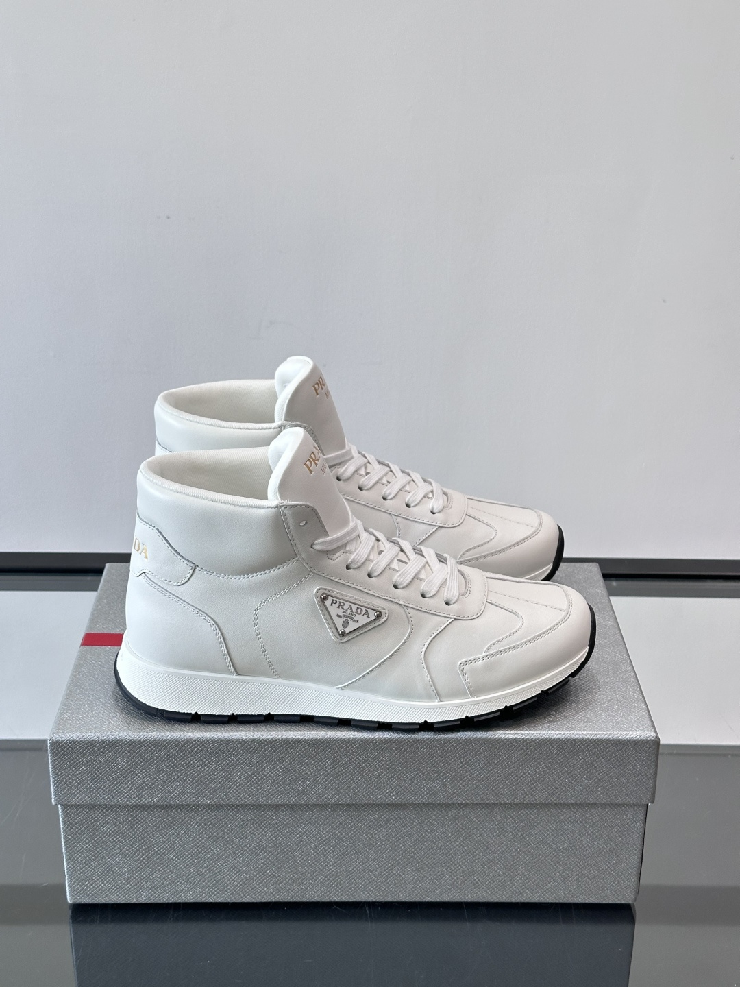 NO:558059,PRADA/Prada men's new high-top sports shoes, this thick-soled sports shoe is made of cowhide upper, with a thickened rubber foam midsole and fine-grained rubber soles wrapped on the front and rear. It is decorated with three-dimensional brand logos, the tongue is decorated with the classic P family red logo, and the heel is decorated with 2 rubber straps. It has a personalized lace design. It is novel and unique, fashionable and durable, and unique. The velvet fabric lining and cowhide foot pads make the upper foot fashionable, comfortable and breathable!  Size39-45,,prada,prada,sneakers,cowhide19860909PRADA/普拉达 男士新款高帮运动鞋,这款厚底运动鞋采用牛皮鞋面制成,搭配加厚橡胶发泡中底拼接前后包裹的细纹橡胶鞋底,饰有品牌字母立体标识,鞋舌饰有经典P家红标,后跟饰有2条橡胶饰带,个性系带设计,款式新颖别致,时尚耐看,别具一格.加绒织物内里及牛皮垫脚加持,上脚时尚大方,舒适透气！ Size39-45,,prada,prada,sneakers,cowhide,Men's shoes