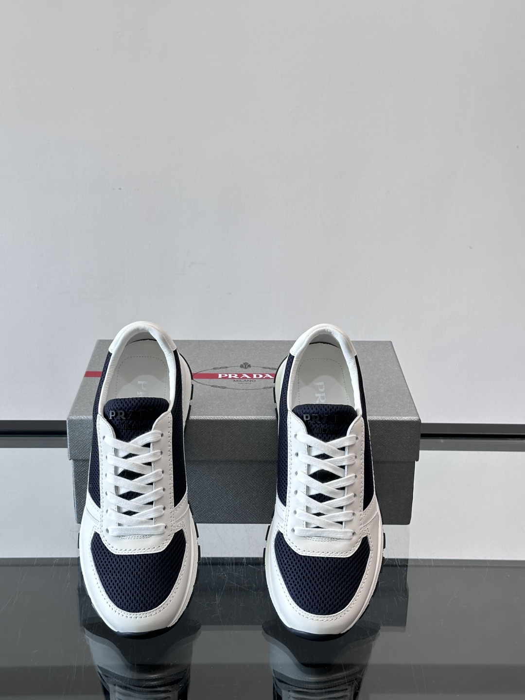 Prad*普拉达新品男士高端运动鞋，这款运动鞋休闲百搭，选用头层牛皮打造，橡胶大底，脚感非常舒适，运用柔