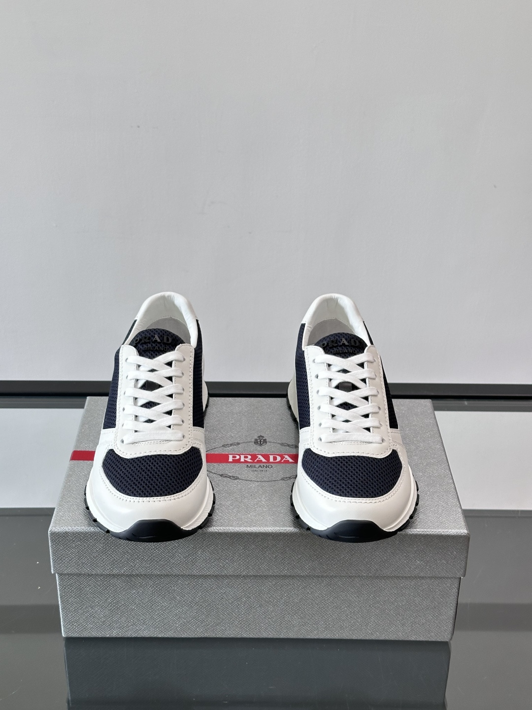 Prad*普拉达新品男士高端运动鞋，这款运动鞋休闲百搭，选用头层牛皮打造，橡胶大底，脚感非常舒适，运用柔