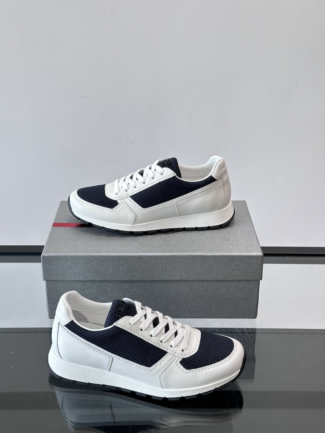 Prad*普拉达新品男士高端运动鞋，这款运动鞋休闲百搭，选用头层牛皮打造，橡胶大底，脚感非常舒适，运用柔