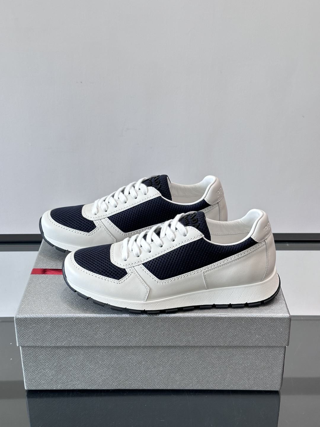 Prad*普拉达新品男士高端运动鞋，这款运动鞋休闲百搭，选用头层牛皮打造，橡胶大底，脚感非常舒适，运用柔