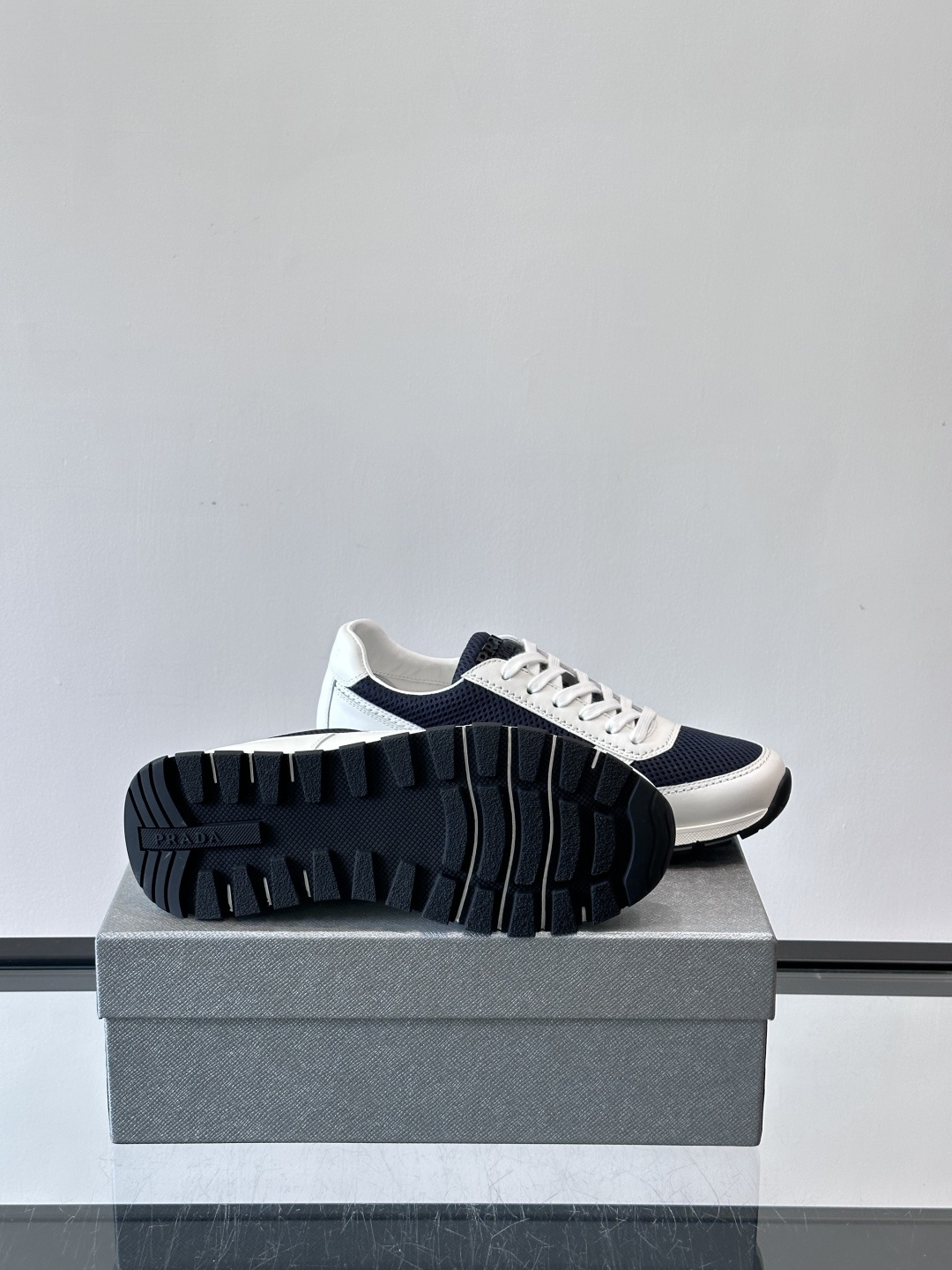 Prad*普拉达新品男士高端运动鞋，这款运动鞋休闲百搭，选用头层牛皮打造，橡胶大底，脚感非常舒适，运用柔