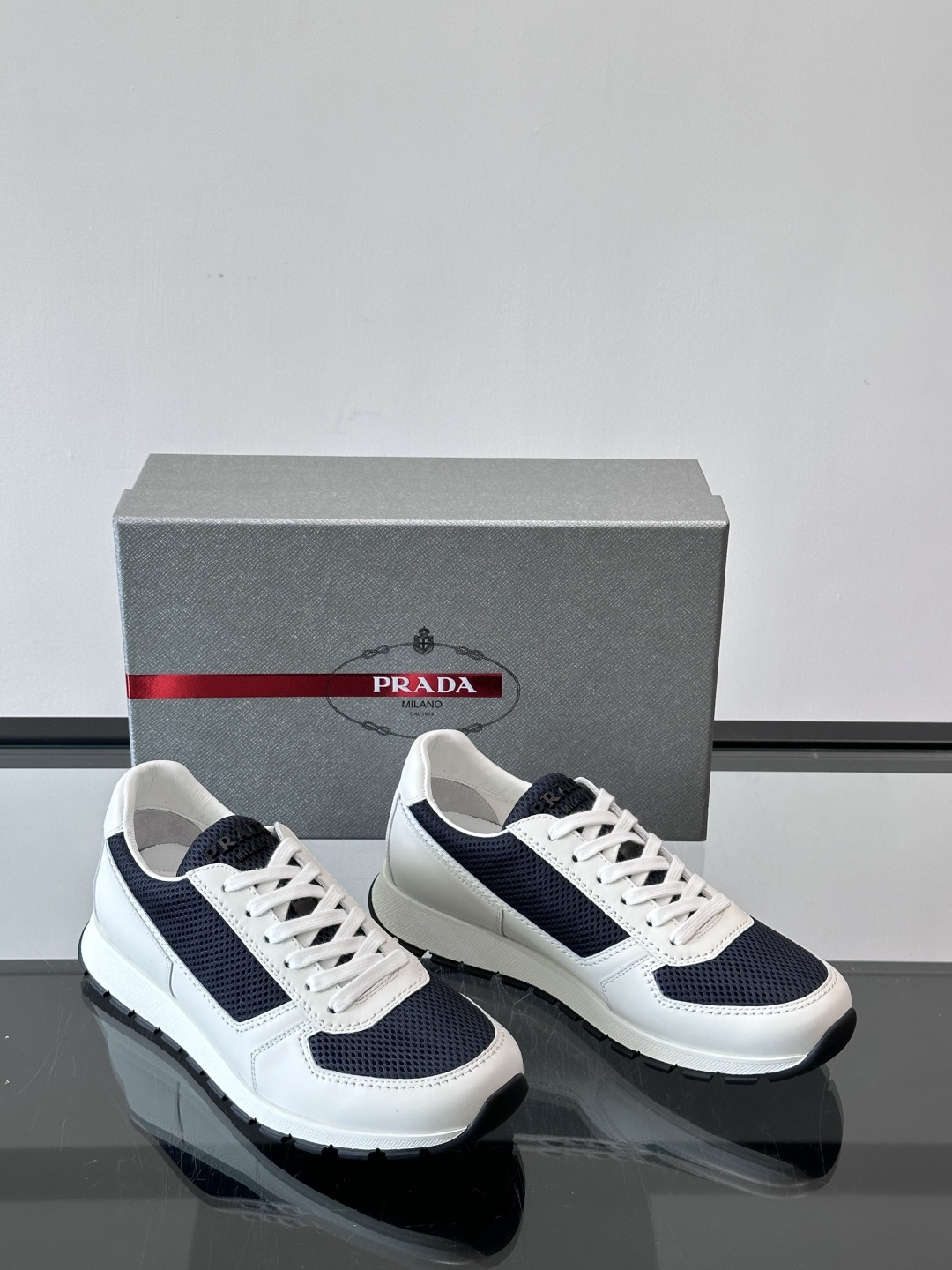 Prad*普拉达新品男士高端运动鞋，这款运动鞋休闲百搭，选用头层牛皮打造，橡胶大底，脚感非常舒适，运用柔