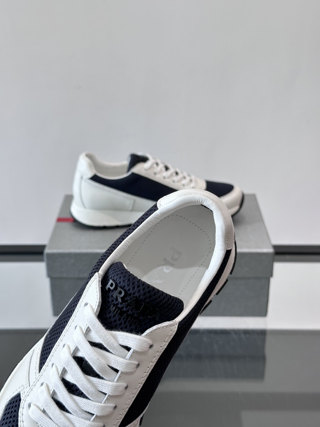 Prad*普拉达新品男士高端运动鞋，这款运动鞋休闲百搭，选用头层牛皮打造，橡胶大底，脚感非常舒适，运用柔