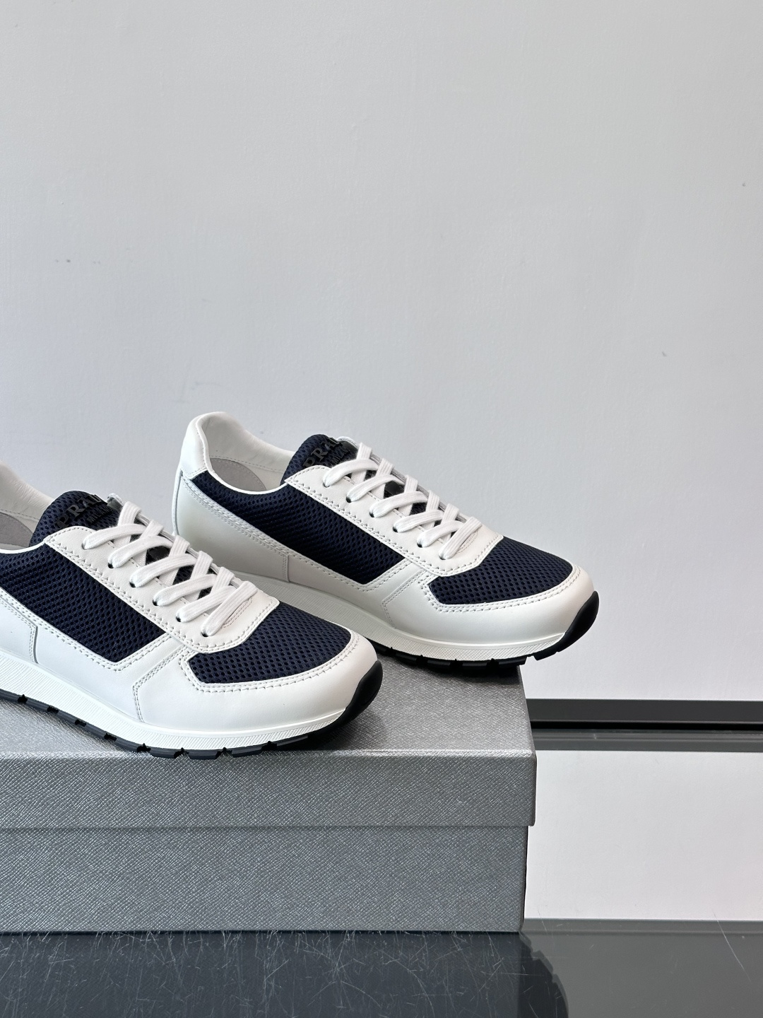 Prad*普拉达新品男士高端运动鞋，这款运动鞋休闲百搭，选用头层牛皮打造，橡胶大底，脚感非常舒适，运用柔