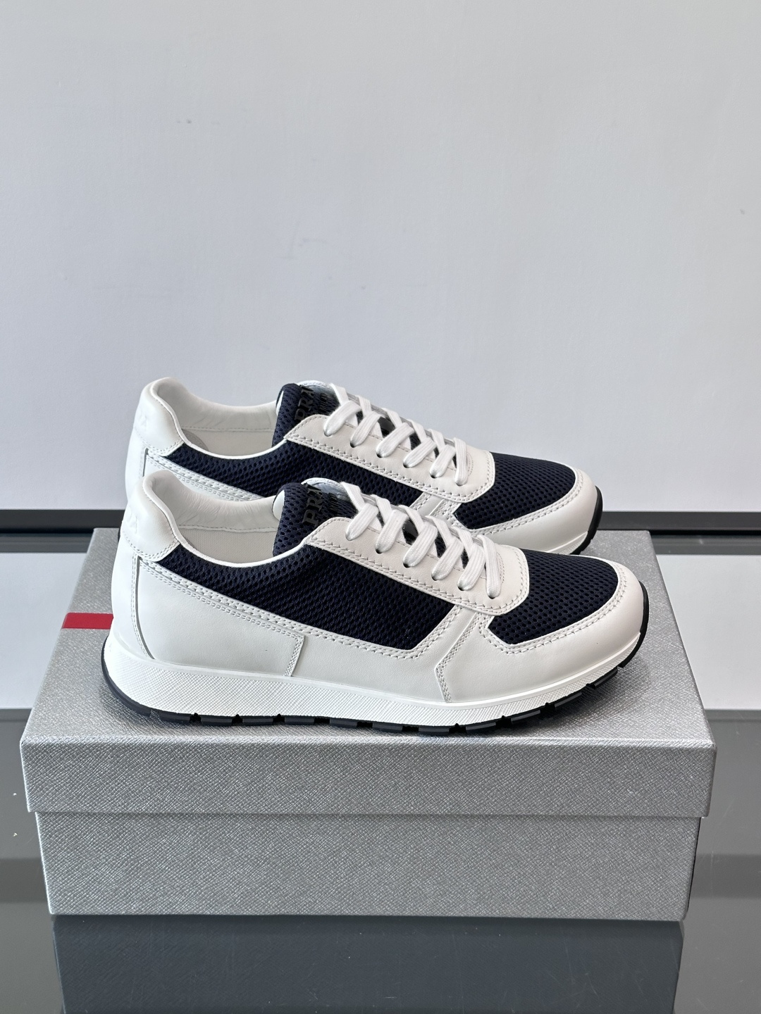 Prad*普拉达新品男士高端运动鞋，这款运动鞋休闲百搭，选用头层牛皮打造，橡胶大底，脚感非常舒适，运用柔