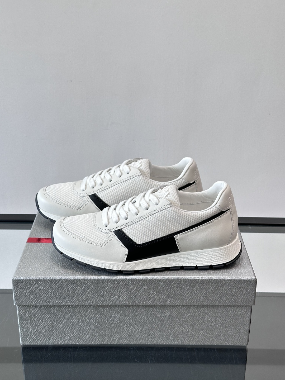 Prad*普拉达新品男士高端运动鞋，这款运动鞋休闲百搭，选用头层牛皮打造，橡胶大底，脚感非常舒适，运用柔