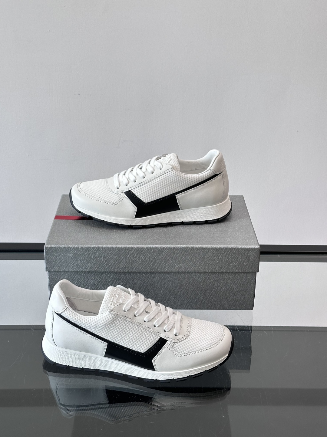 Prad*普拉达新品男士高端运动鞋，这款运动鞋休闲百搭，选用头层牛皮打造，橡胶大底，脚感非常舒适，运用柔