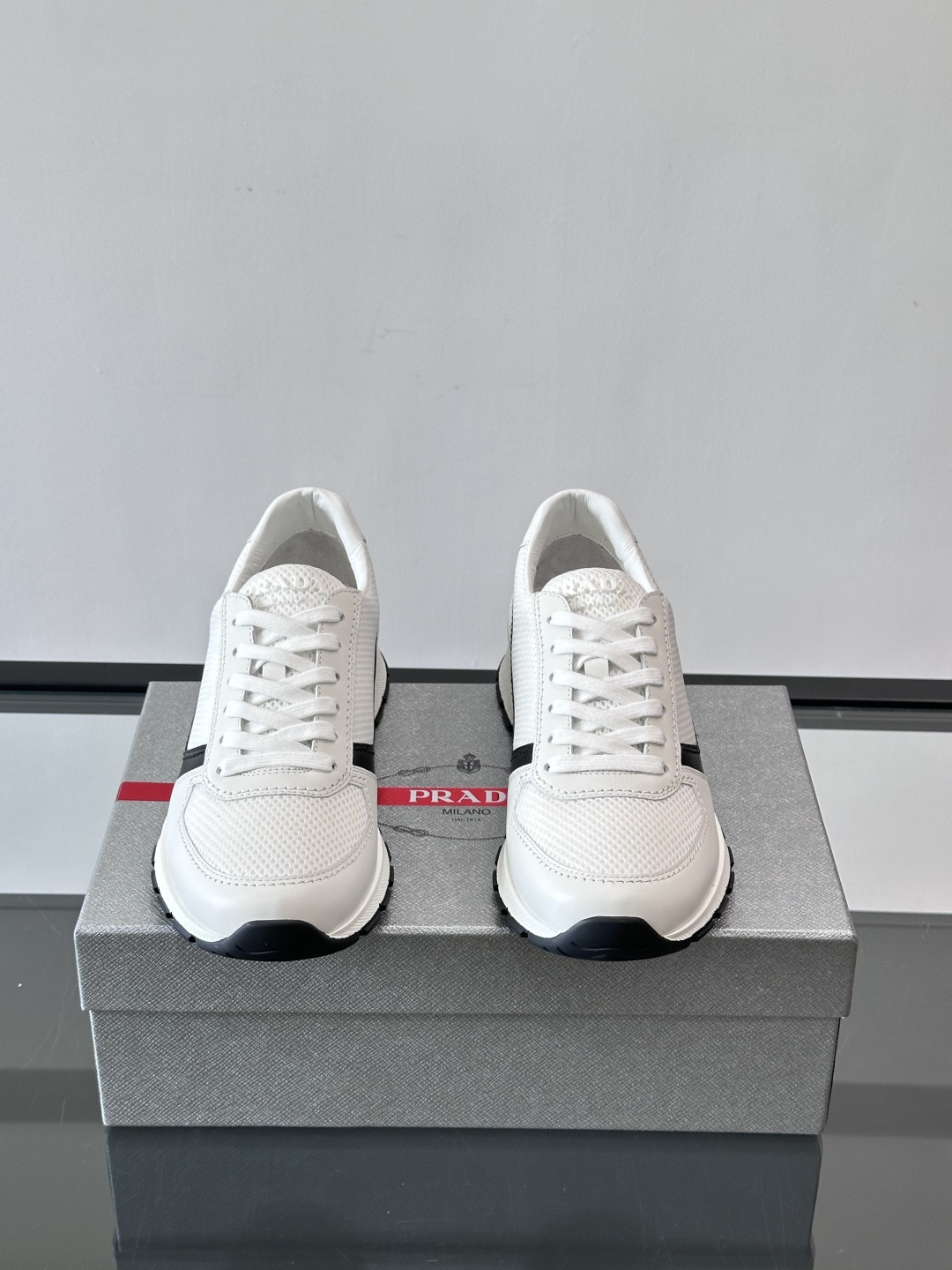 Prad*普拉达新品男士高端运动鞋，这款运动鞋休闲百搭，选用头层牛皮打造，橡胶大底，脚感非常舒适，运用柔