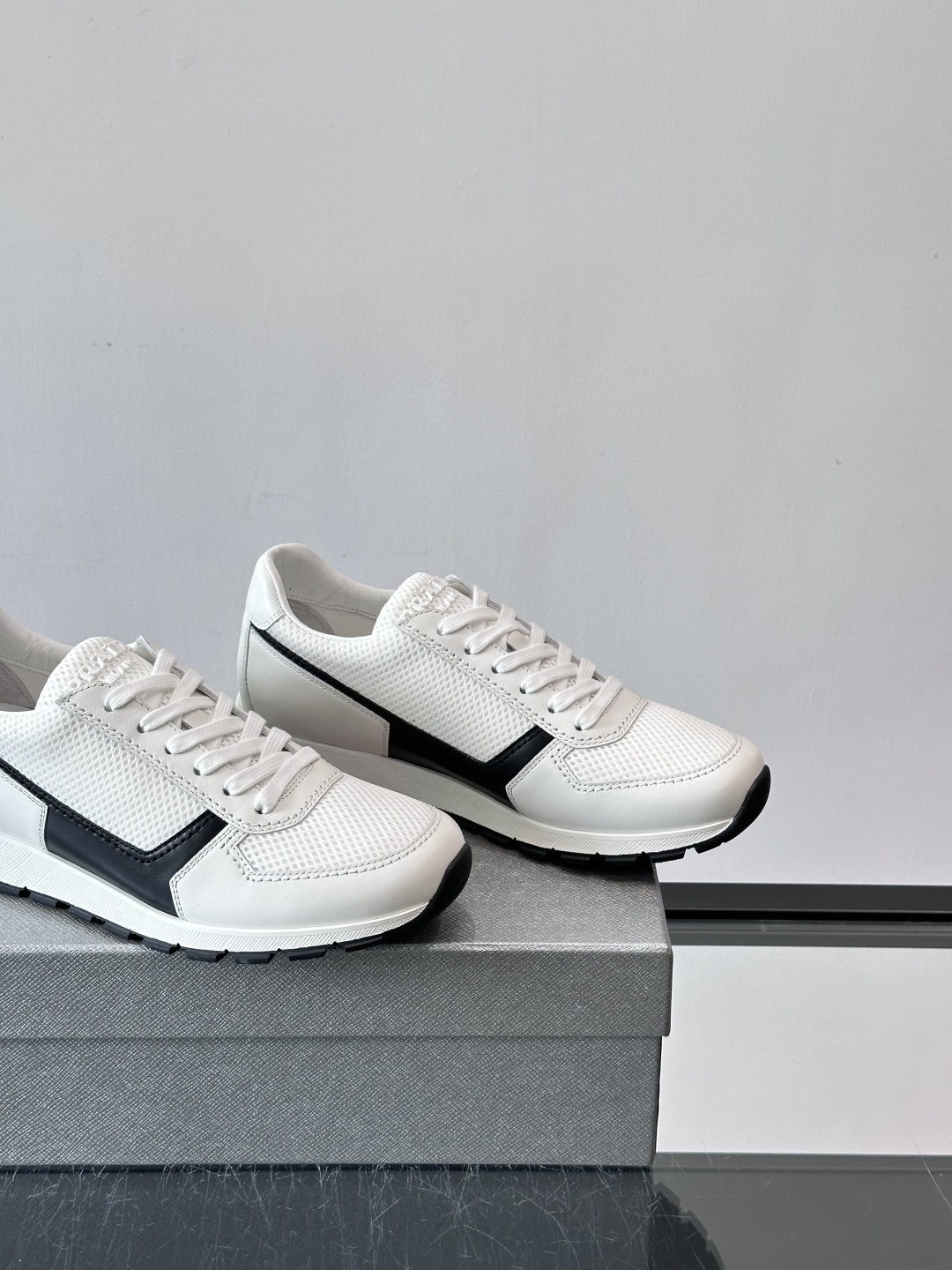 Prad*普拉达新品男士高端运动鞋，这款运动鞋休闲百搭，选用头层牛皮打造，橡胶大底，脚感非常舒适，运用柔