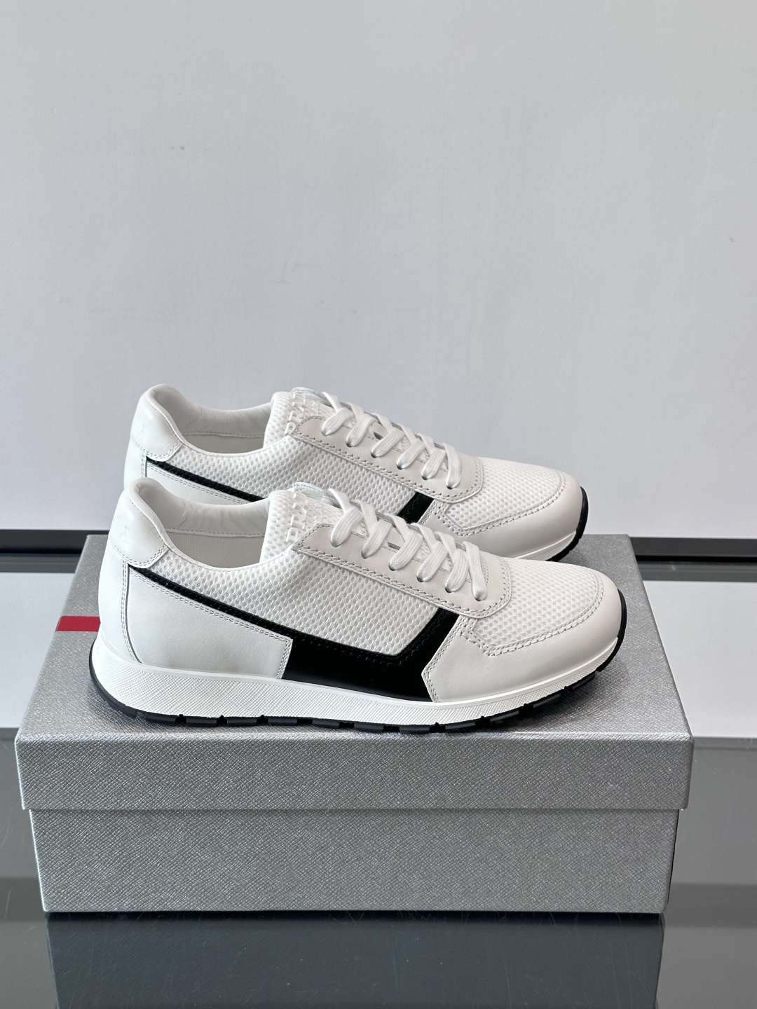 Prad*普拉达新品男士高端运动鞋，这款运动鞋休闲百搭，选用头层牛皮打造，橡胶大底，脚感非常舒适，运用柔