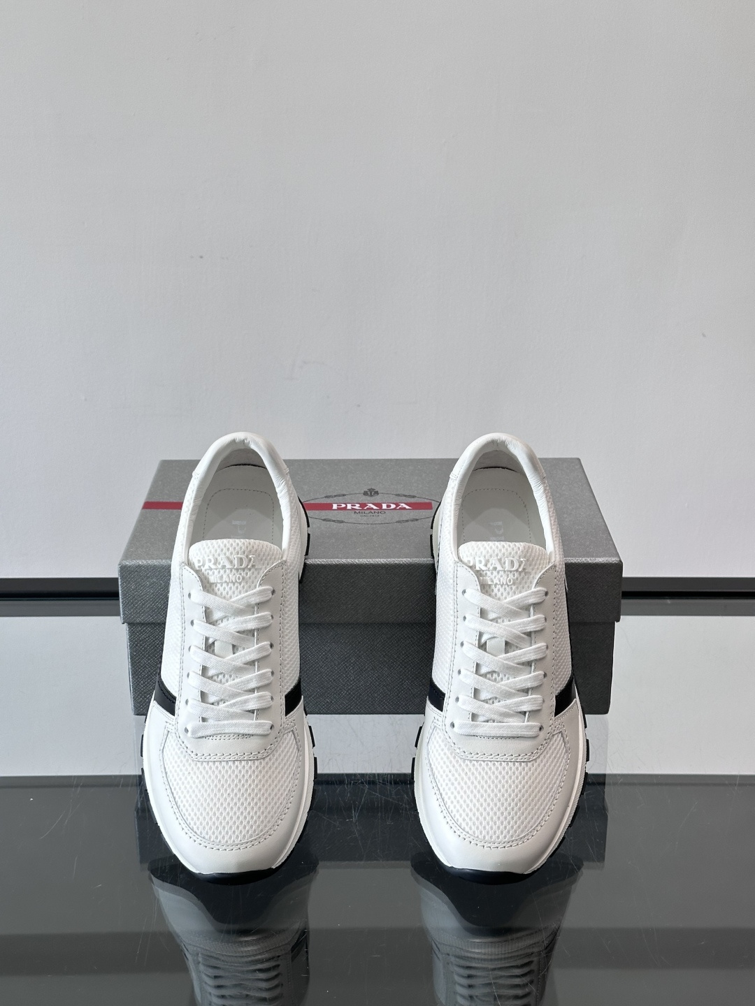 Prad*普拉达新品男士高端运动鞋，这款运动鞋休闲百搭，选用头层牛皮打造，橡胶大底，脚感非常舒适，运用柔