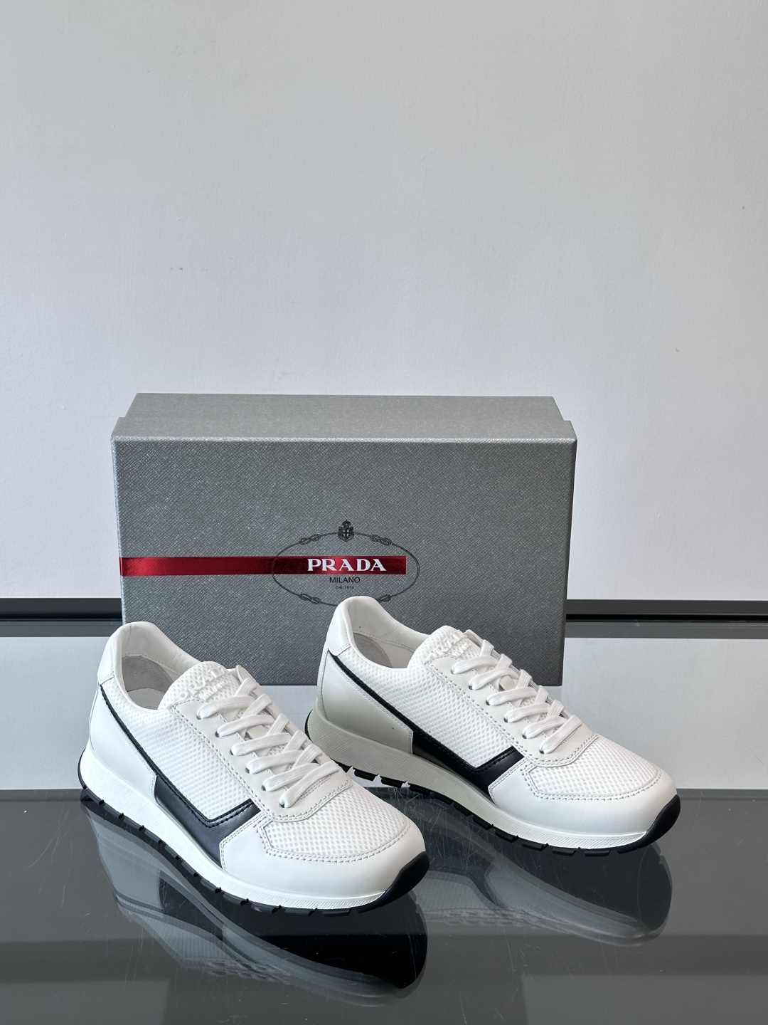 Prad*普拉达新品男士高端运动鞋，这款运动鞋休闲百搭，选用头层牛皮打造，橡胶大底，脚感非常舒适，运用柔