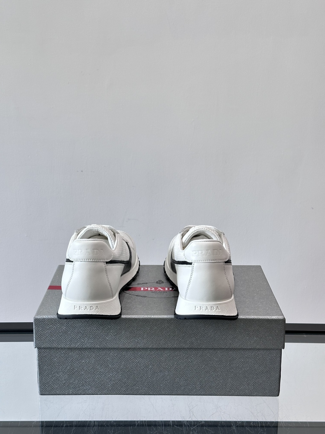 Prad*普拉达新品男士高端运动鞋，这款运动鞋休闲百搭，选用头层牛皮打造，橡胶大底，脚感非常舒适，运用柔